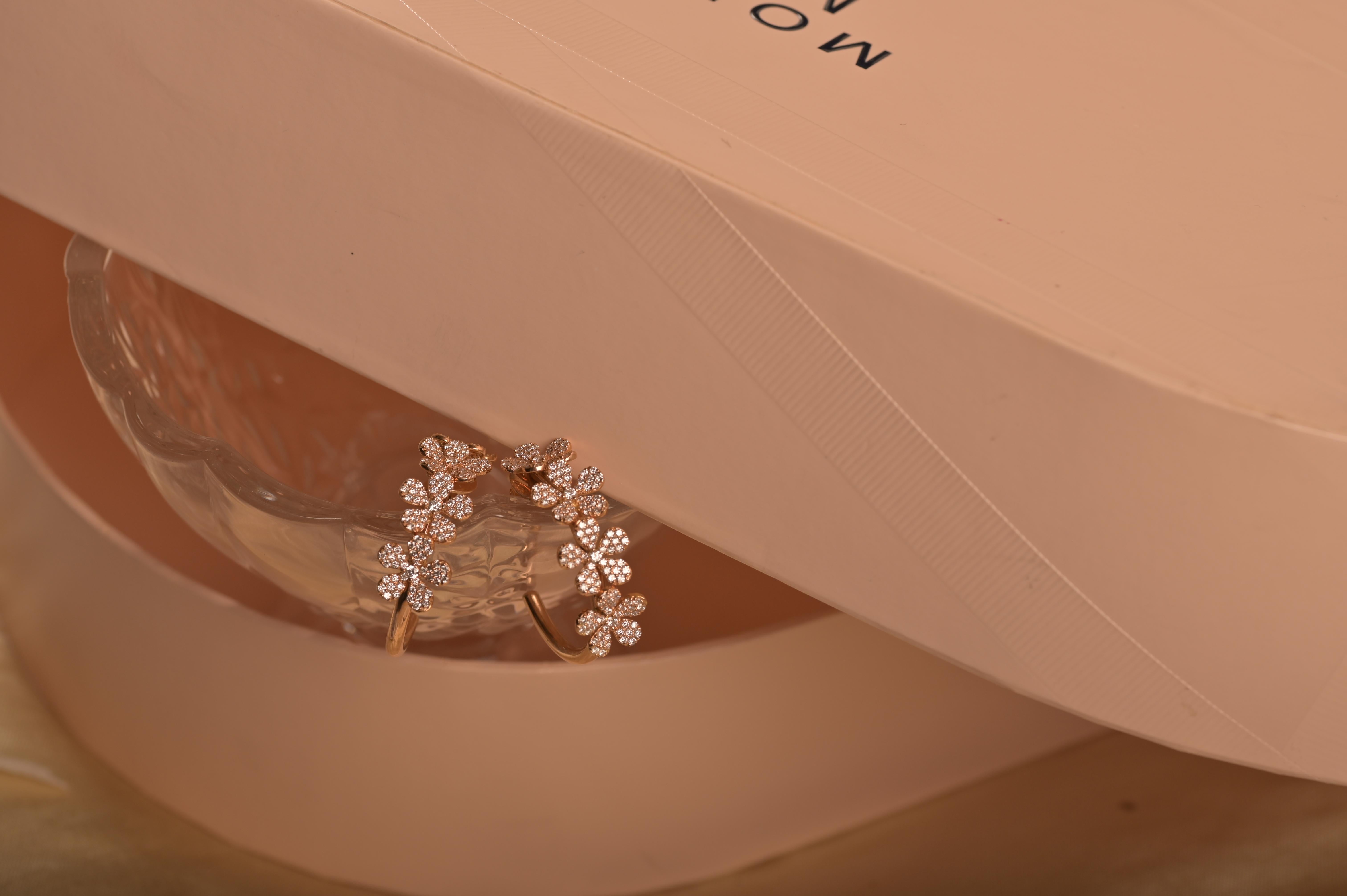 Boucles d'oreilles en or rose 18 carats avec diamants en forme de fleur en vente 2
