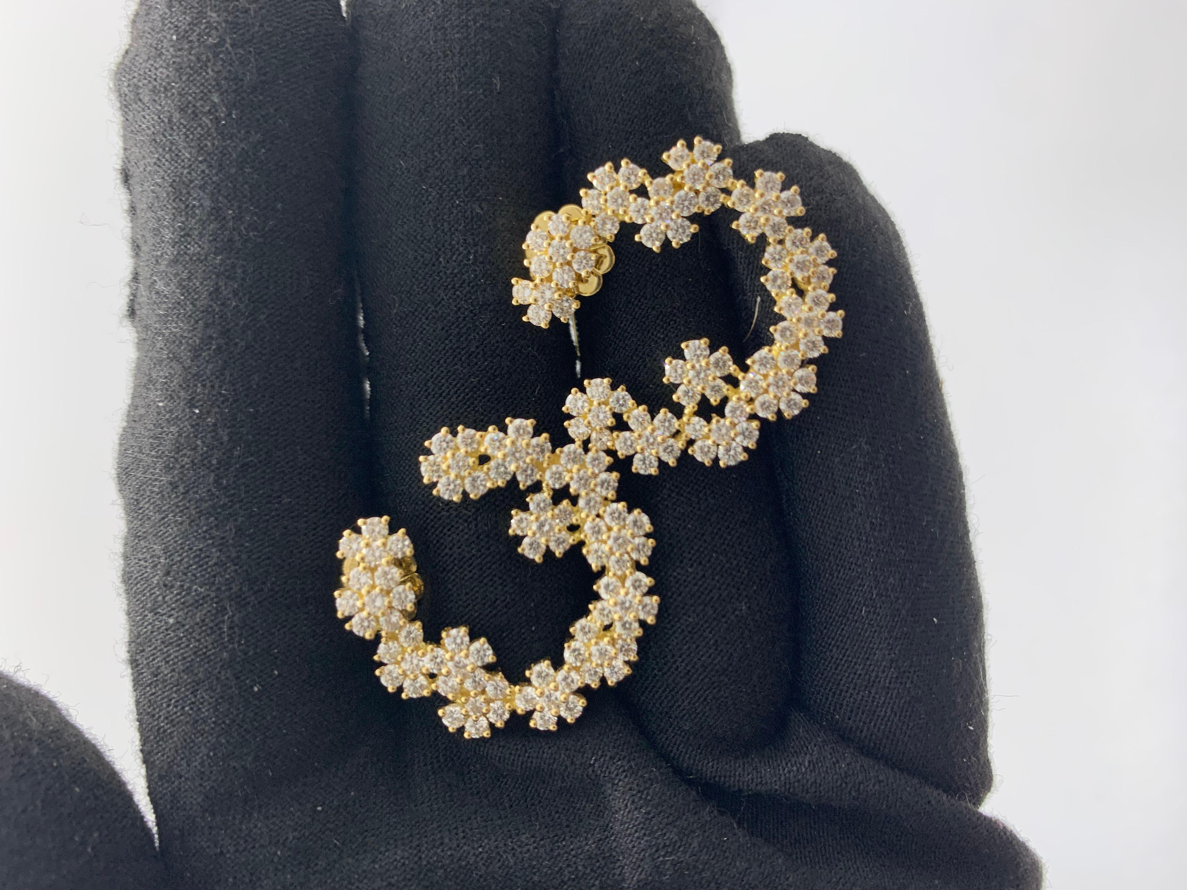 Aros florales de diamantes en oro amarillo de 18 quilates Corte redondo en venta