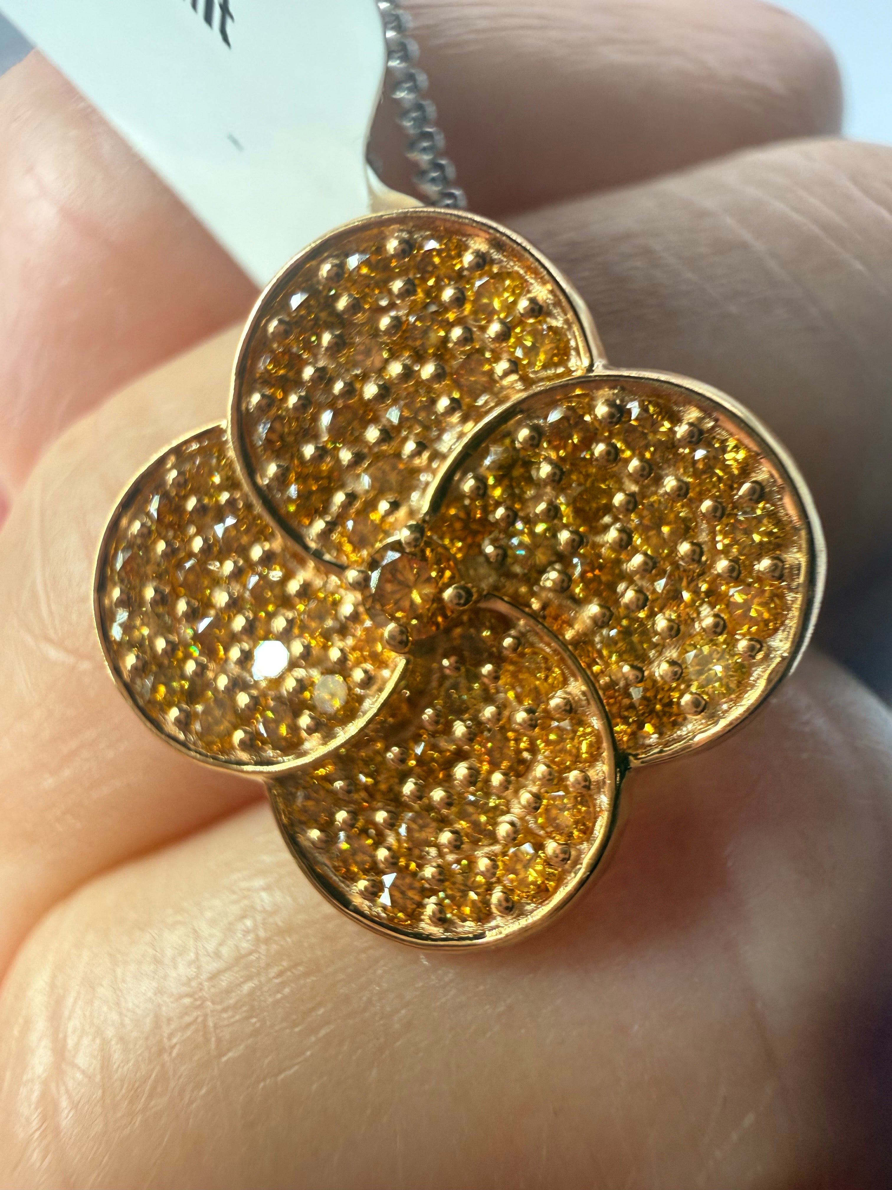 Splendida collana con ciondolo floreale in oro 14KT con quasi 1 carato di diamanti, un gioiello molto femminile perfetto per un'occasione speciale o da indossare tutti i giorni!

QUELLO CHE TROVI PRESSO LA GIOIELLERIA STAMPAR:
Stampar Jewellers,