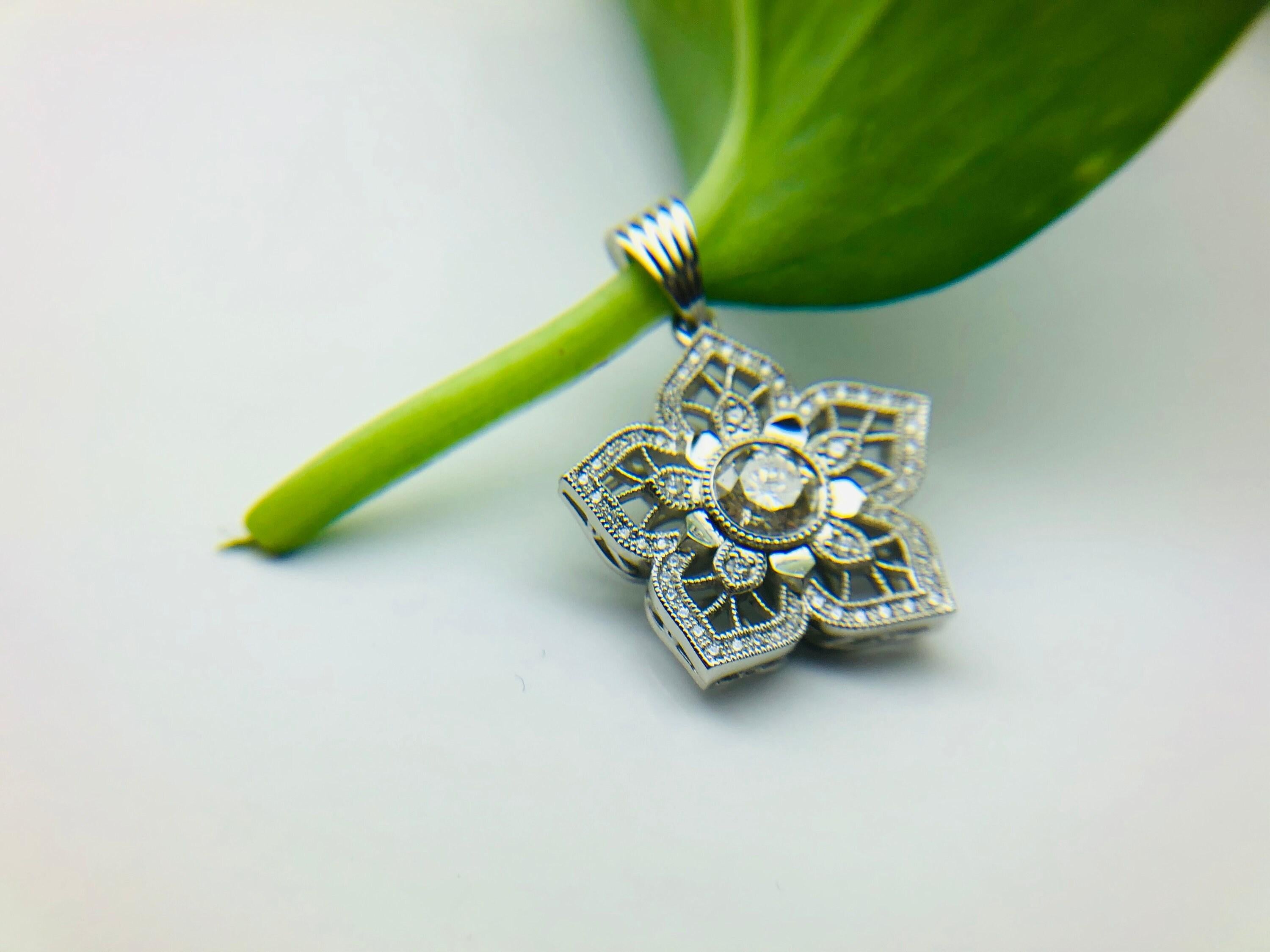 El diamante central es de 1 ct y los diamantes laterales suman 0,60 ct, el colgante es único en su clase, con muchos detalles y mucho trabajo manual. Este colgante es grande y sin duda recibirá muchos cumplidos.



Metal: PT 950 (platino)
Diamante