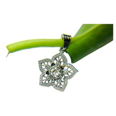 Colgante de diamante floral en platino PT950 1,60ct