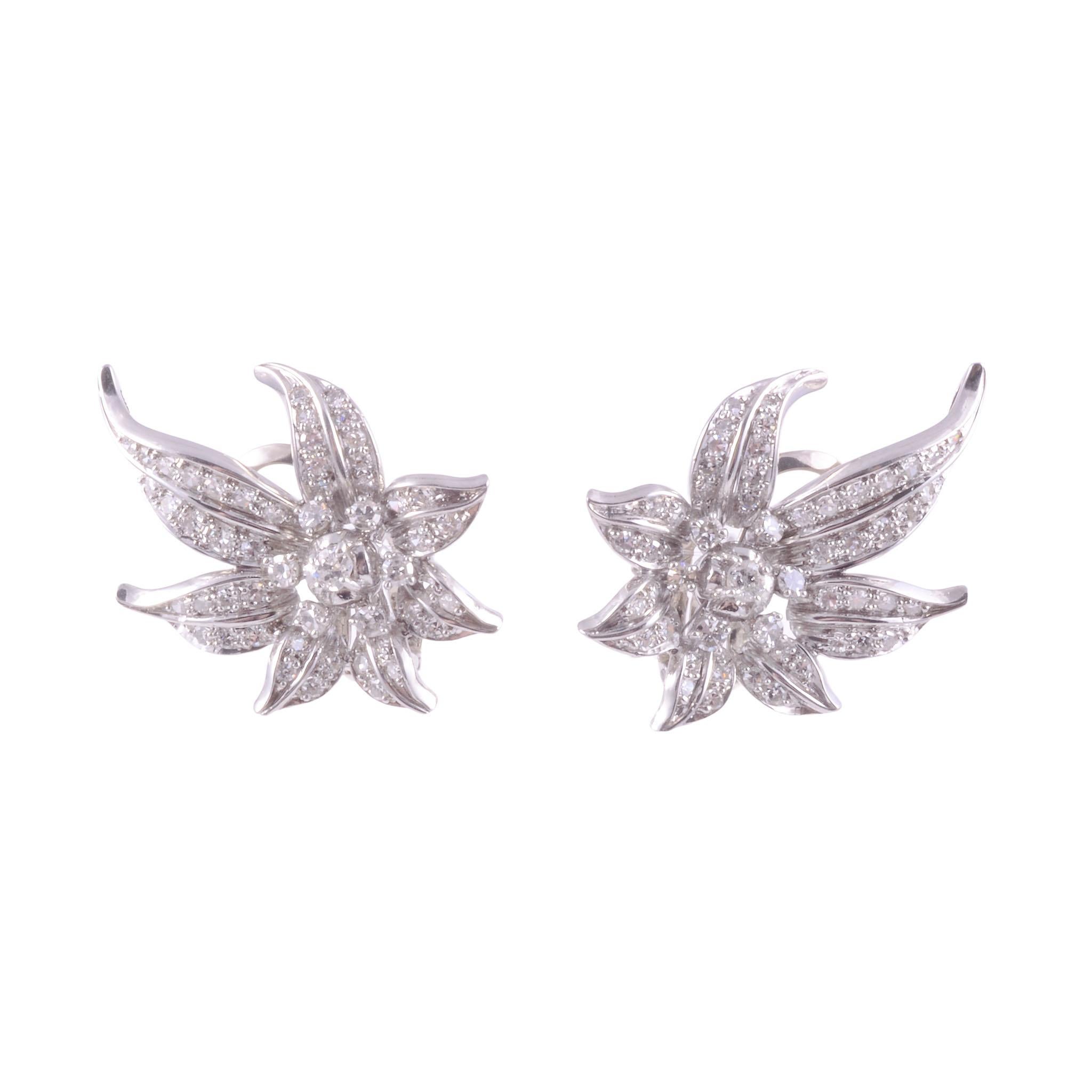 Platin-Halskette und Ohrring-Set mit floralen Diamanten (Rundschliff) im Angebot