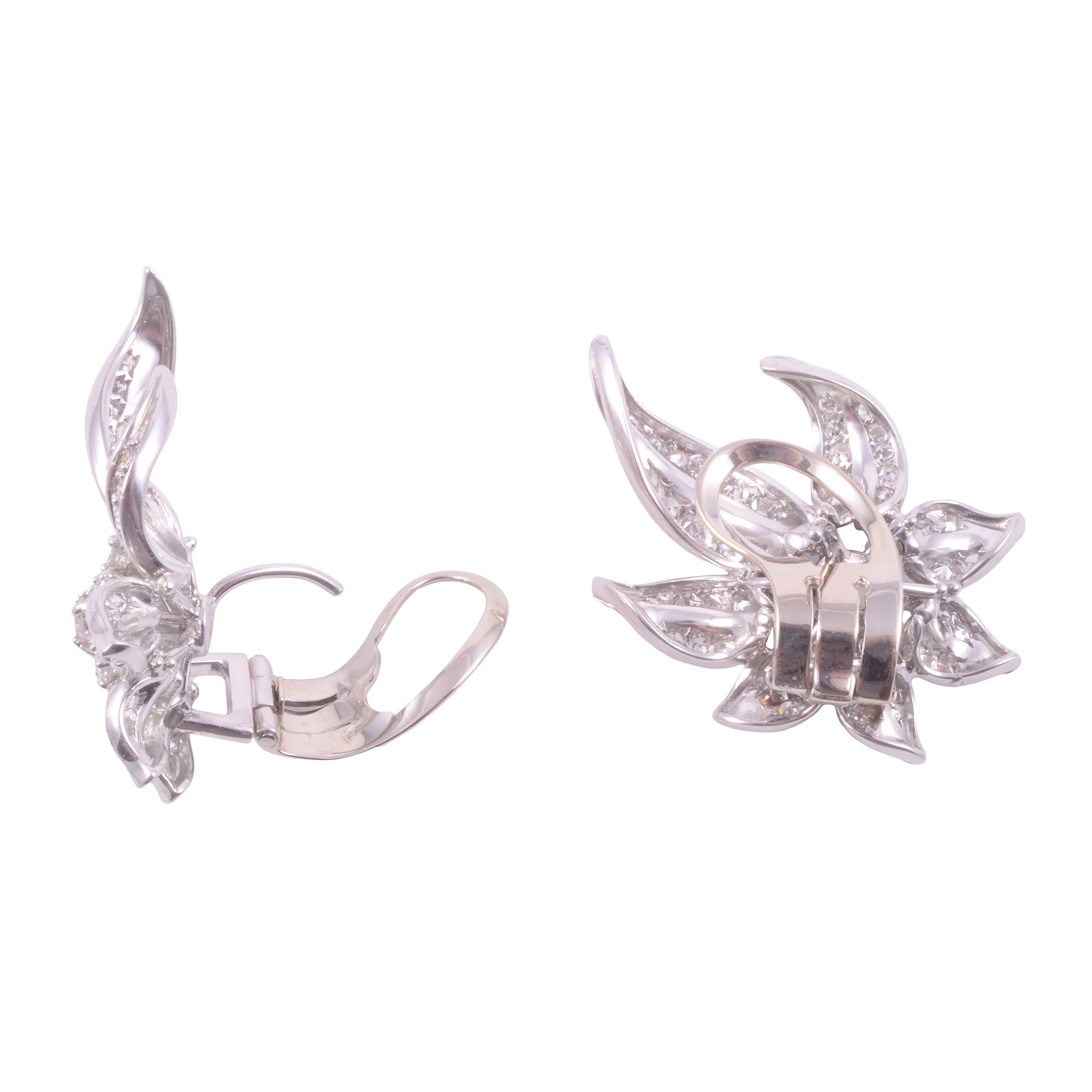 Platin-Halskette und Ohrring-Set mit floralen Diamanten Damen im Angebot