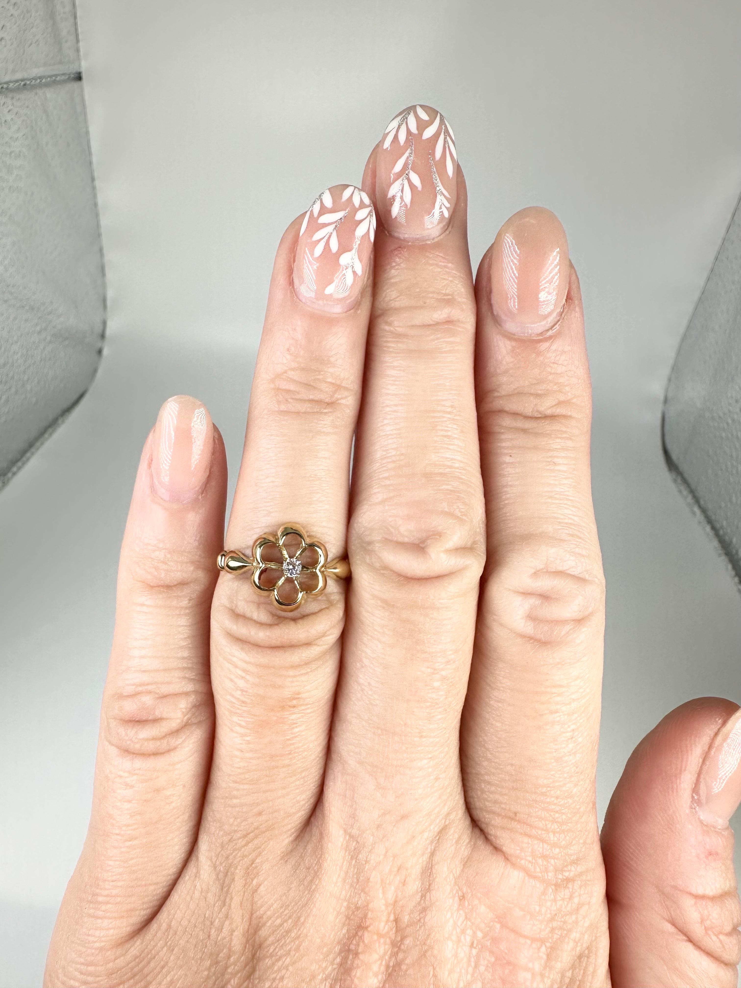 Floral Diamond Ring 18 Karat Yellow Gold Promise Ring Flower Ring In New Condition For Sale In Jupiter, FL