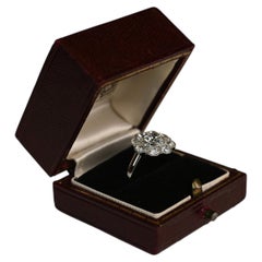 GIA-zertifizierter Diamantring mit 0,70 Karat im alten europäischen Schliff. Verlobungsring „Floral Cluster“ aus Platin