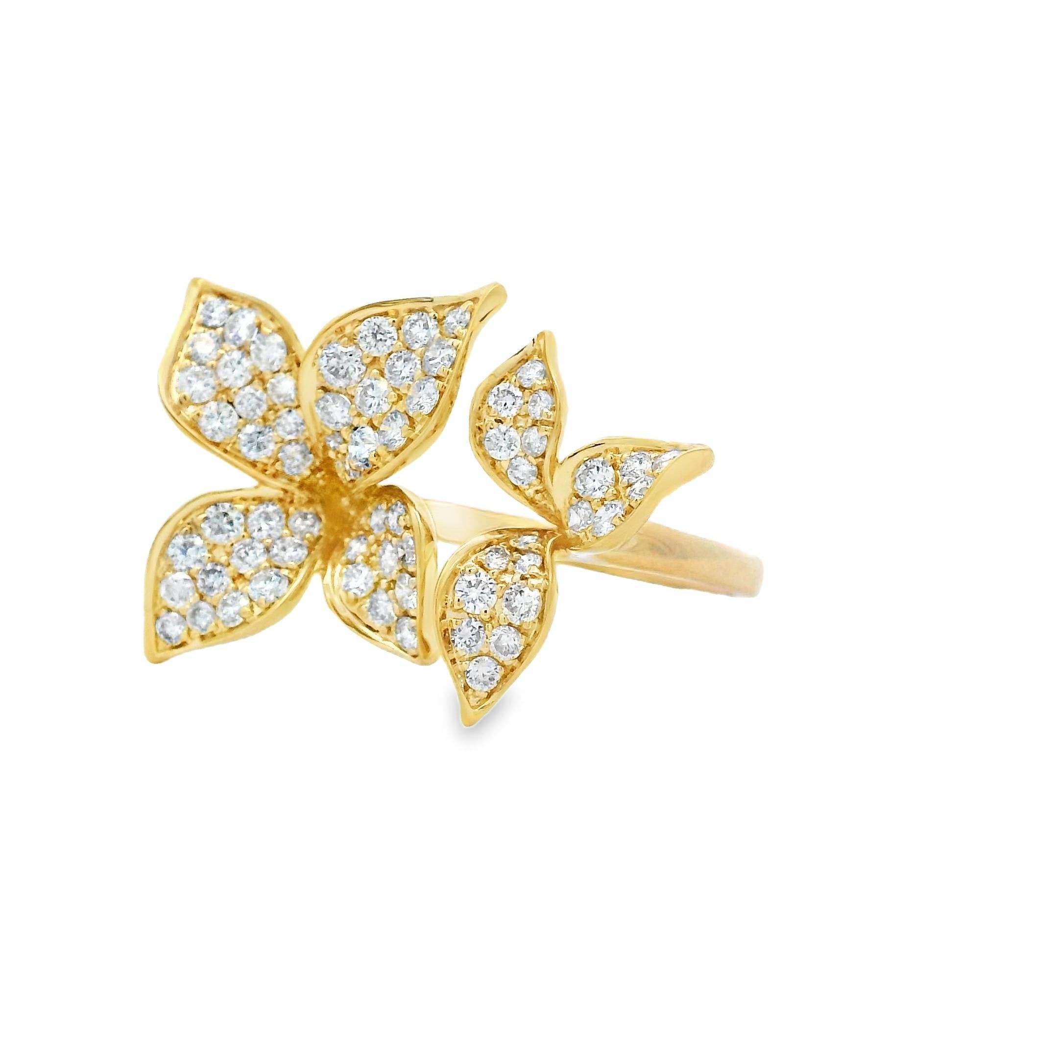 Dieser leuchtende, florale Diamantring ist aus zweifarbigem 14K-Gold gefertigt und präsentiert einen skulpturalen Garten voller Brillanz. Mit 68 runden Diamanten im Brillantschliff von insgesamt 1,35 Karat funkelt der Ring in einem Strauß goldener