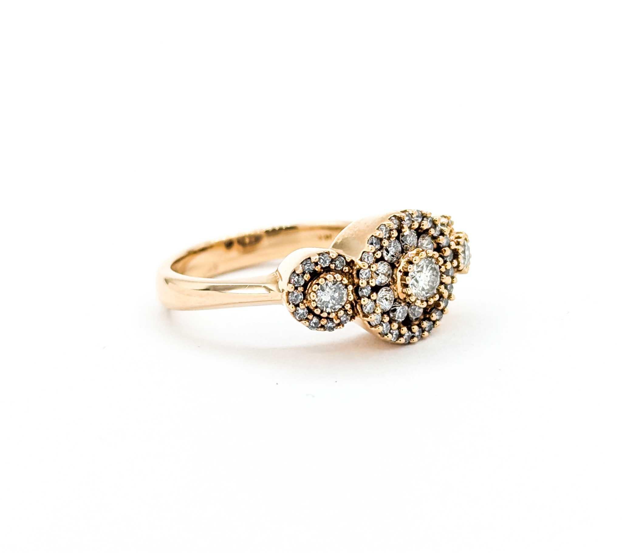 Dieser elegante, von Blumen inspirierte Ring ist aus 18 Karat Roségold gefertigt und besteht aus runden Brillanten mit einem Gesamtgewicht von etwa 0,50 Karat. Das Design zeichnet sich durch eine zentrale, von einem Heiligenschein umrahmte