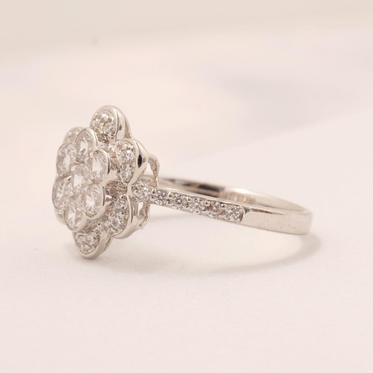 Taglio rotondo Anello con diamante floreale in oro massiccio 14K (certificato) in vendita