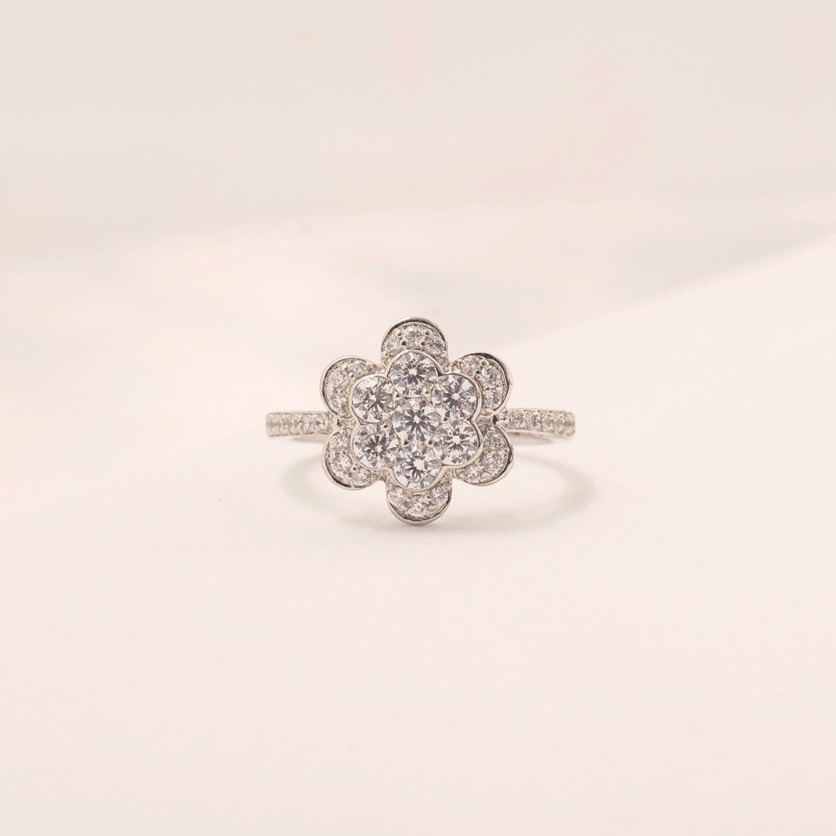 Anello con diamante floreale in oro massiccio 14K (certificato) In condizioni Nuovo in vendita a New Delhi, DL