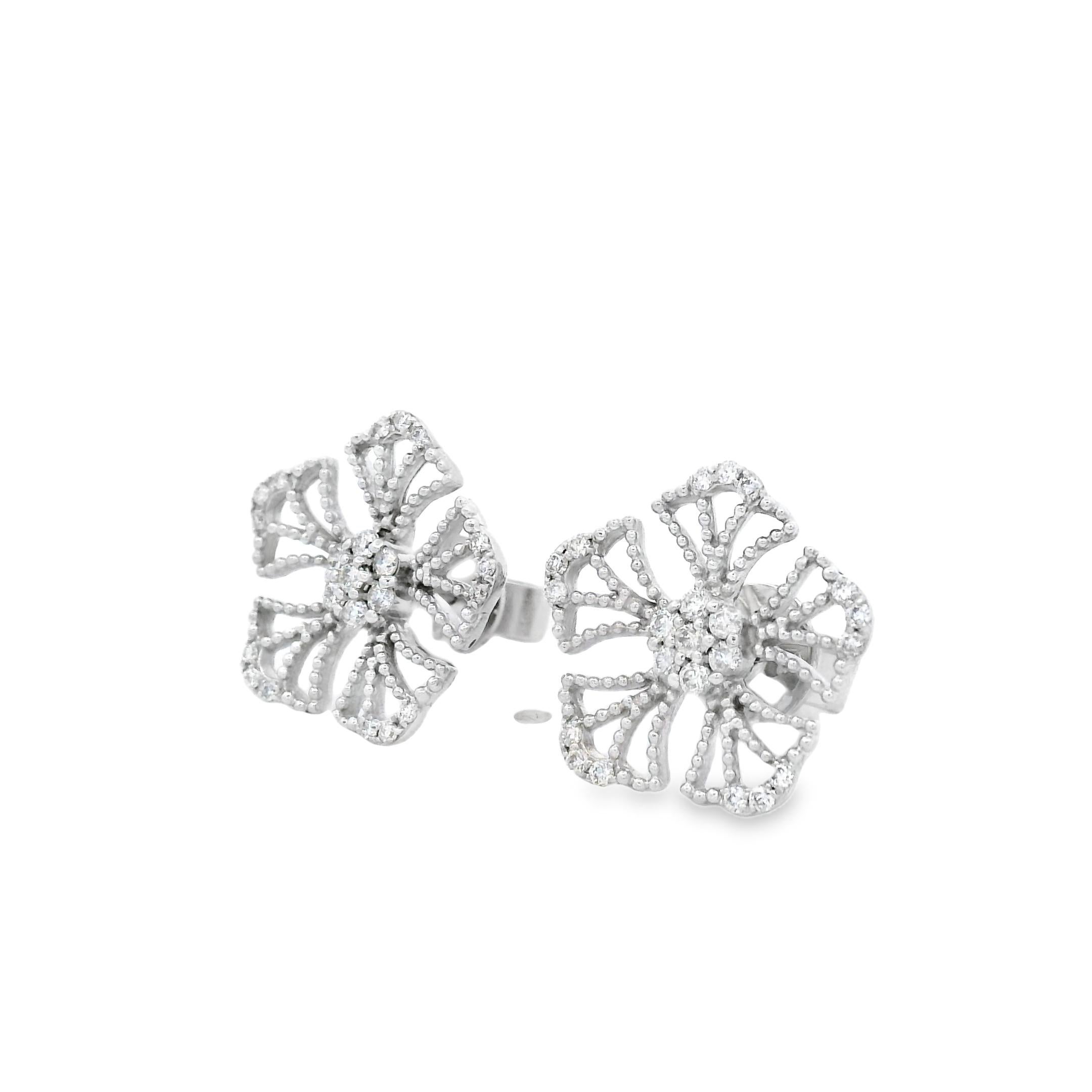 Diese zarten und romantischen, von Blumen inspirierten Ohrstecker sind aus 14 Karat Weißgold gefertigt und mit 44 runden Diamanten von insgesamt 0,20 Karat besetzt. Jeder Ohrring zeichnet sich durch ein Blütenmotiv mit offener Blüte aus, bei dem