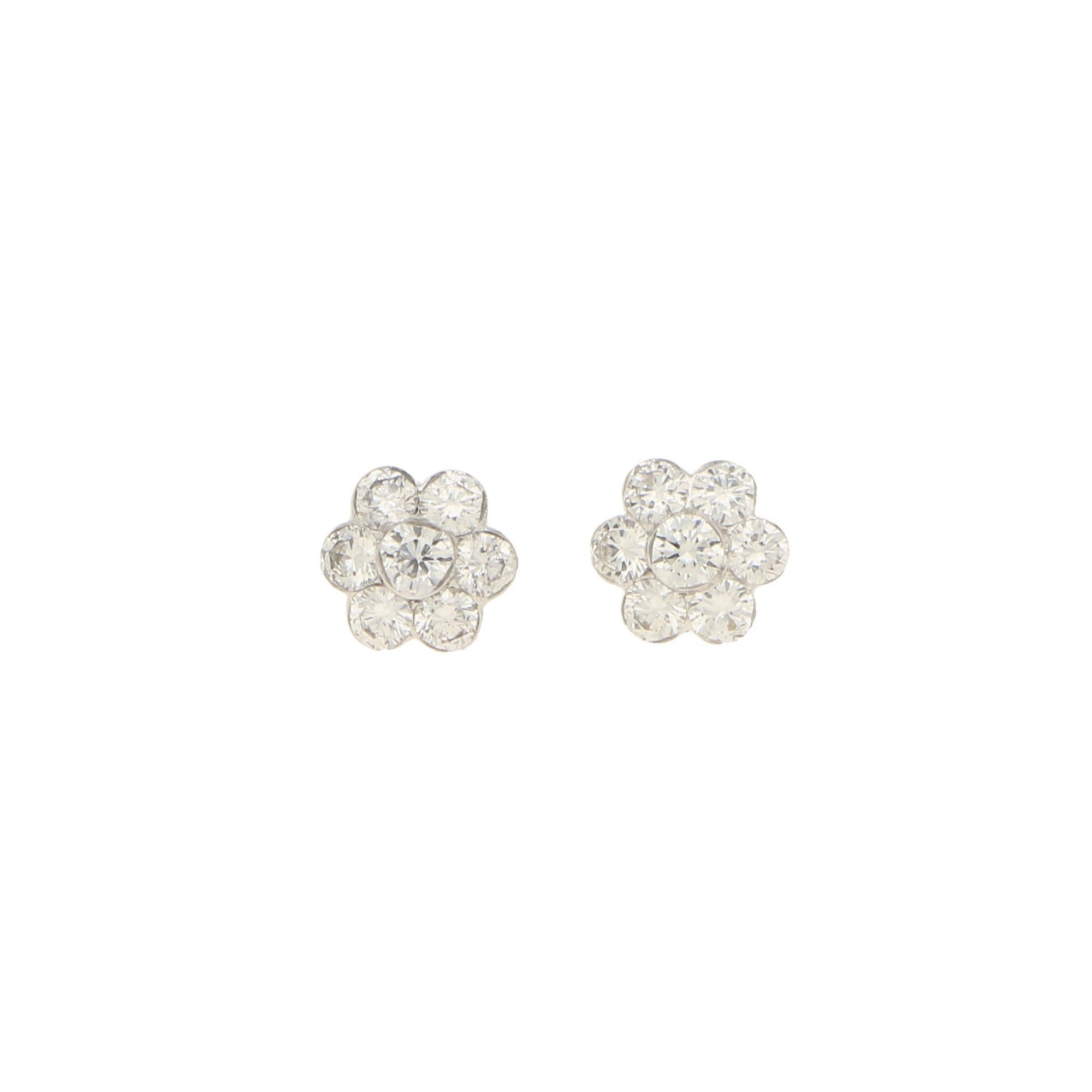 Floral Diamond Stud Earrings in 18 Karat White Gold In Good Condition In London, GB