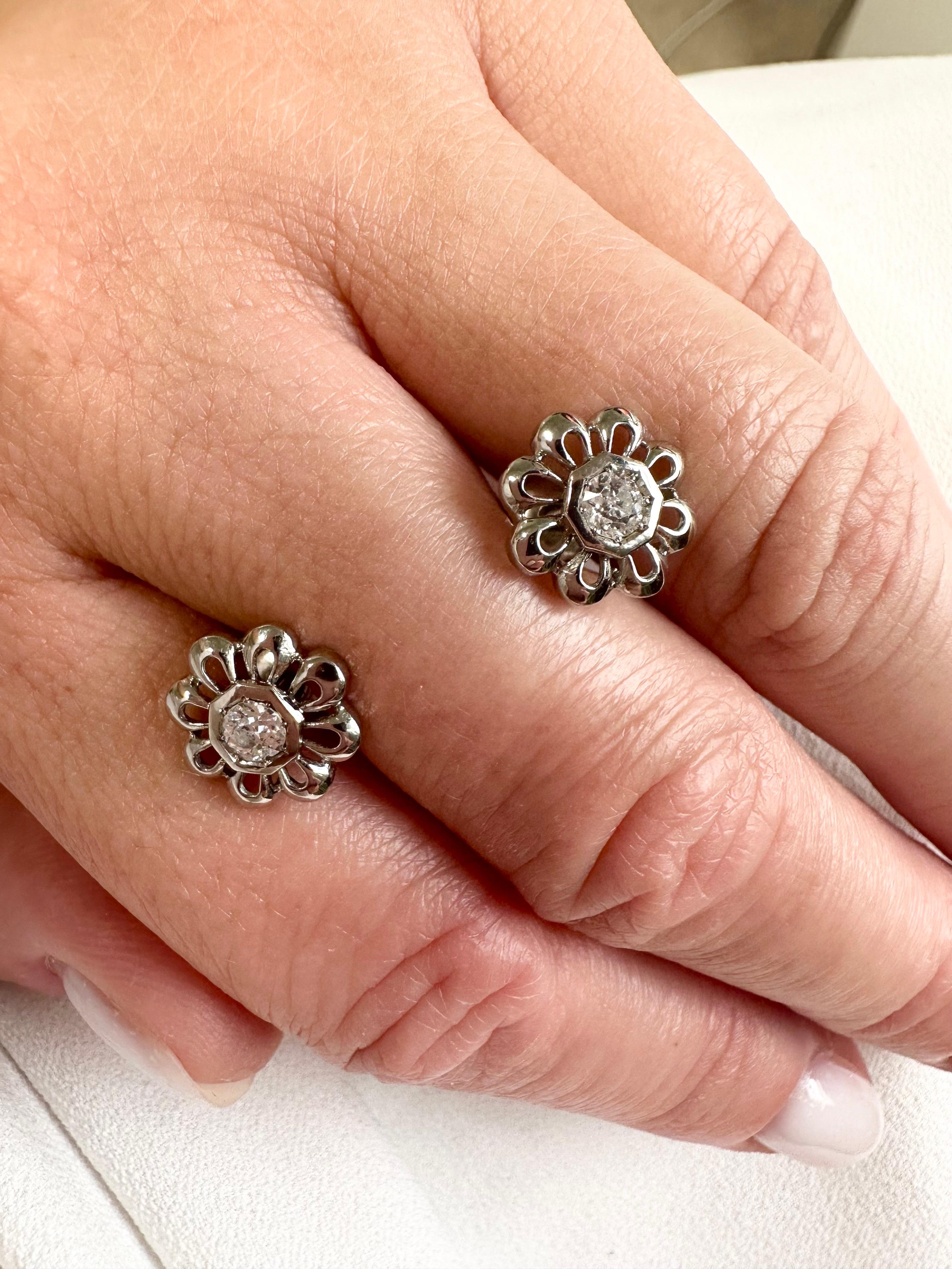 Floral diamond studs 14KT screw backs earrings Flower earrings In New Condition For Sale In Jupiter, FL
