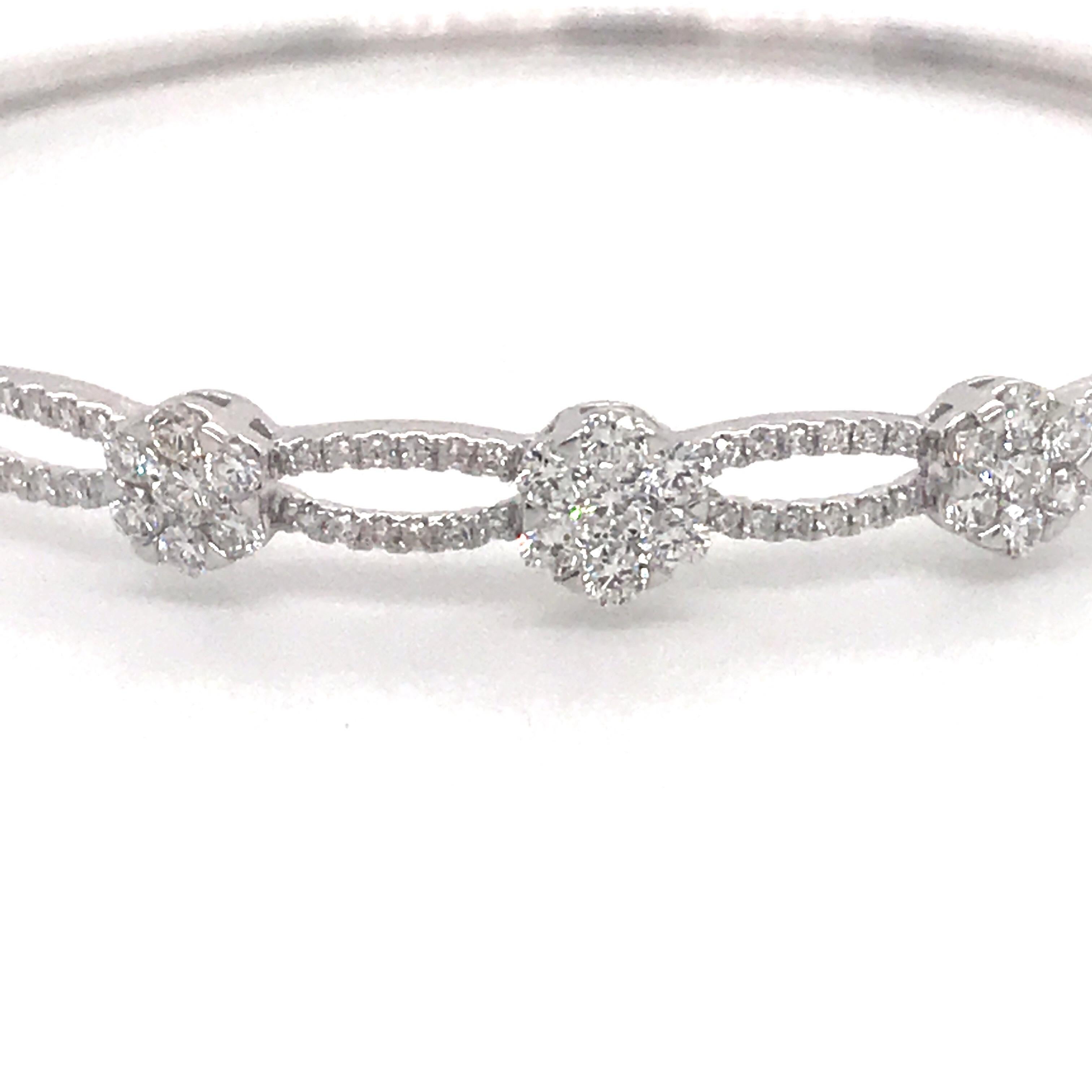 Taille ronde Bracelet jonc tourbillon en or blanc 18 carats avec diamants à motifs floraux de 1,24 carat en vente