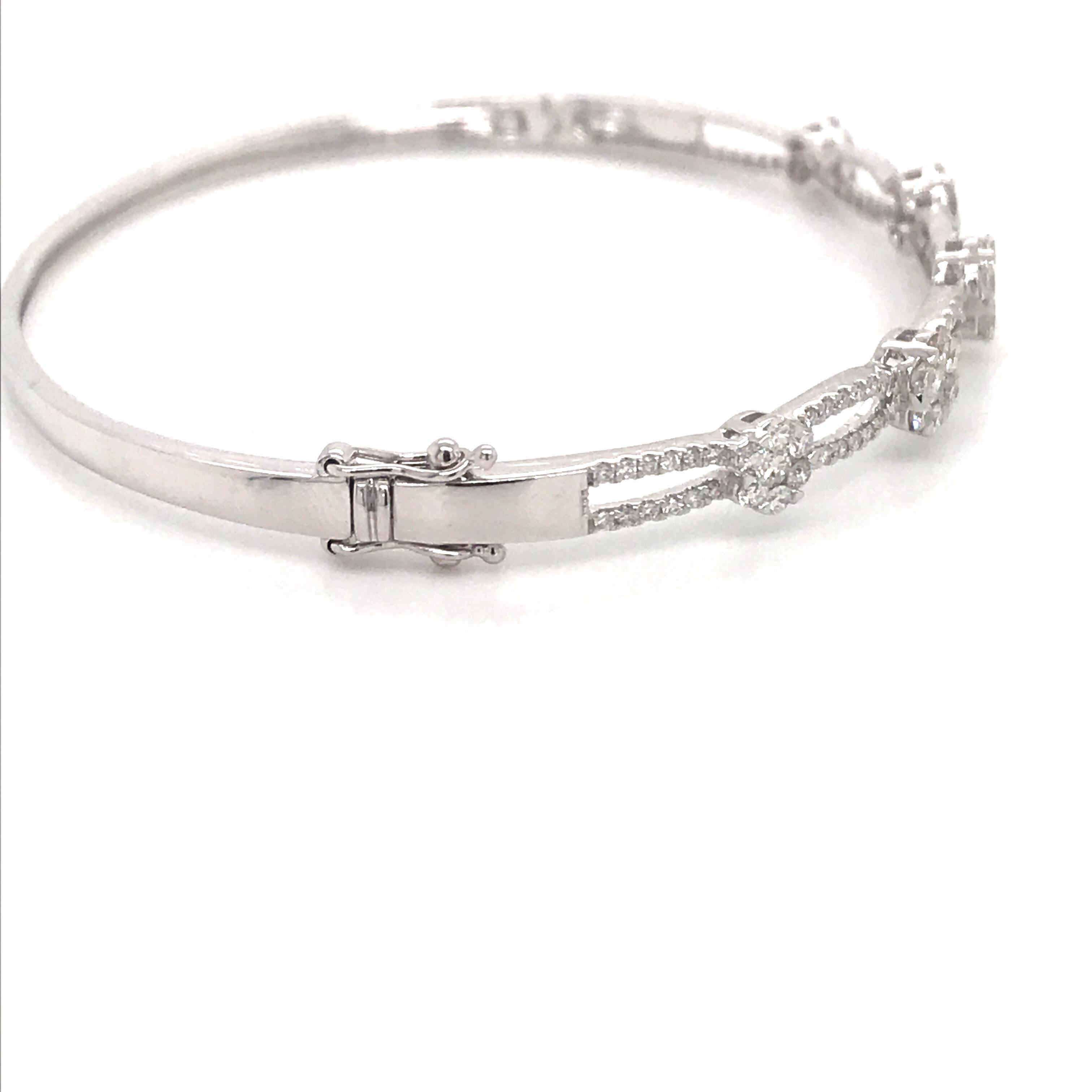 Bracelet jonc tourbillon en or blanc 18 carats avec diamants à motifs floraux de 1,24 carat Pour femmes en vente