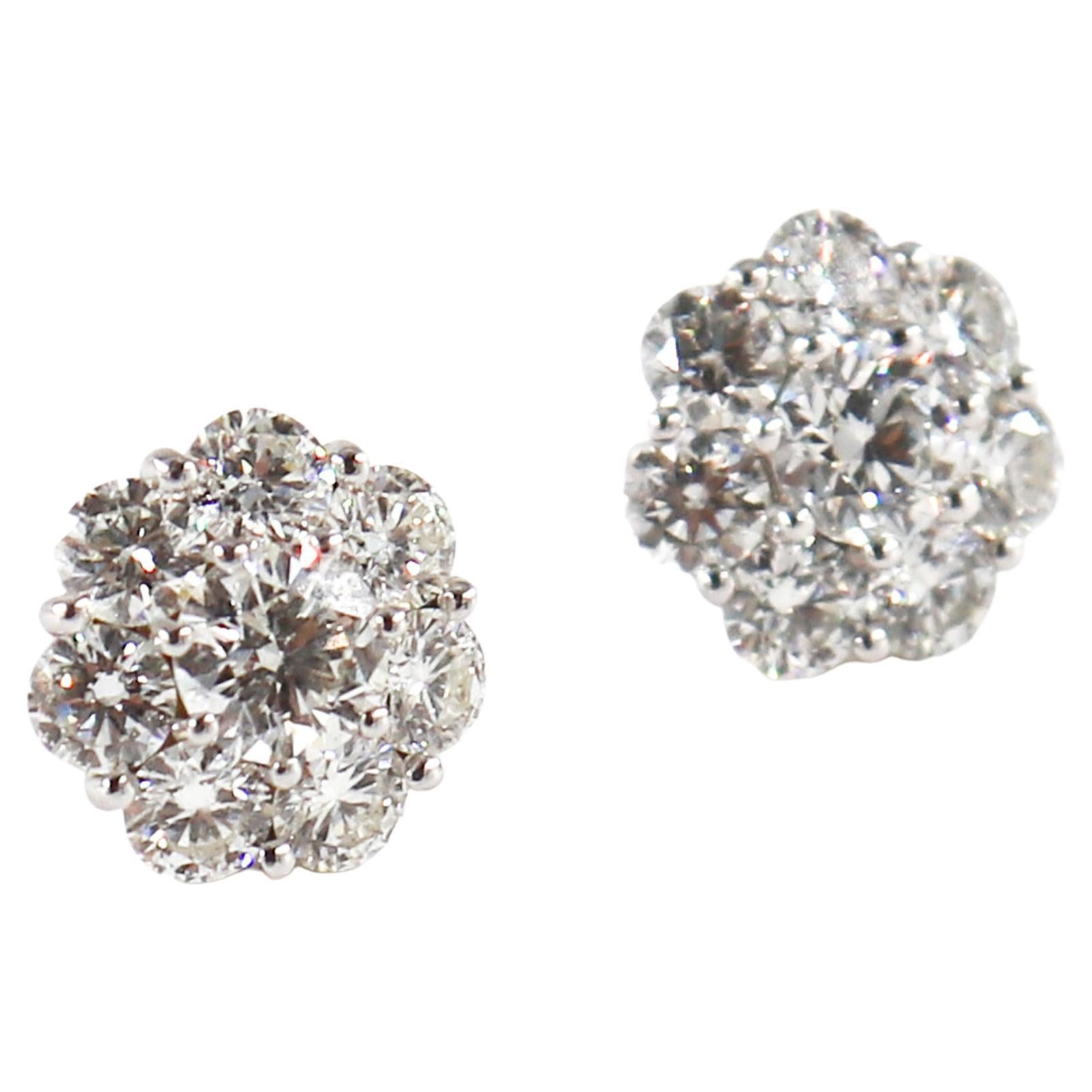 Pendientes en racimo de diamantes florales de oro blanco en venta