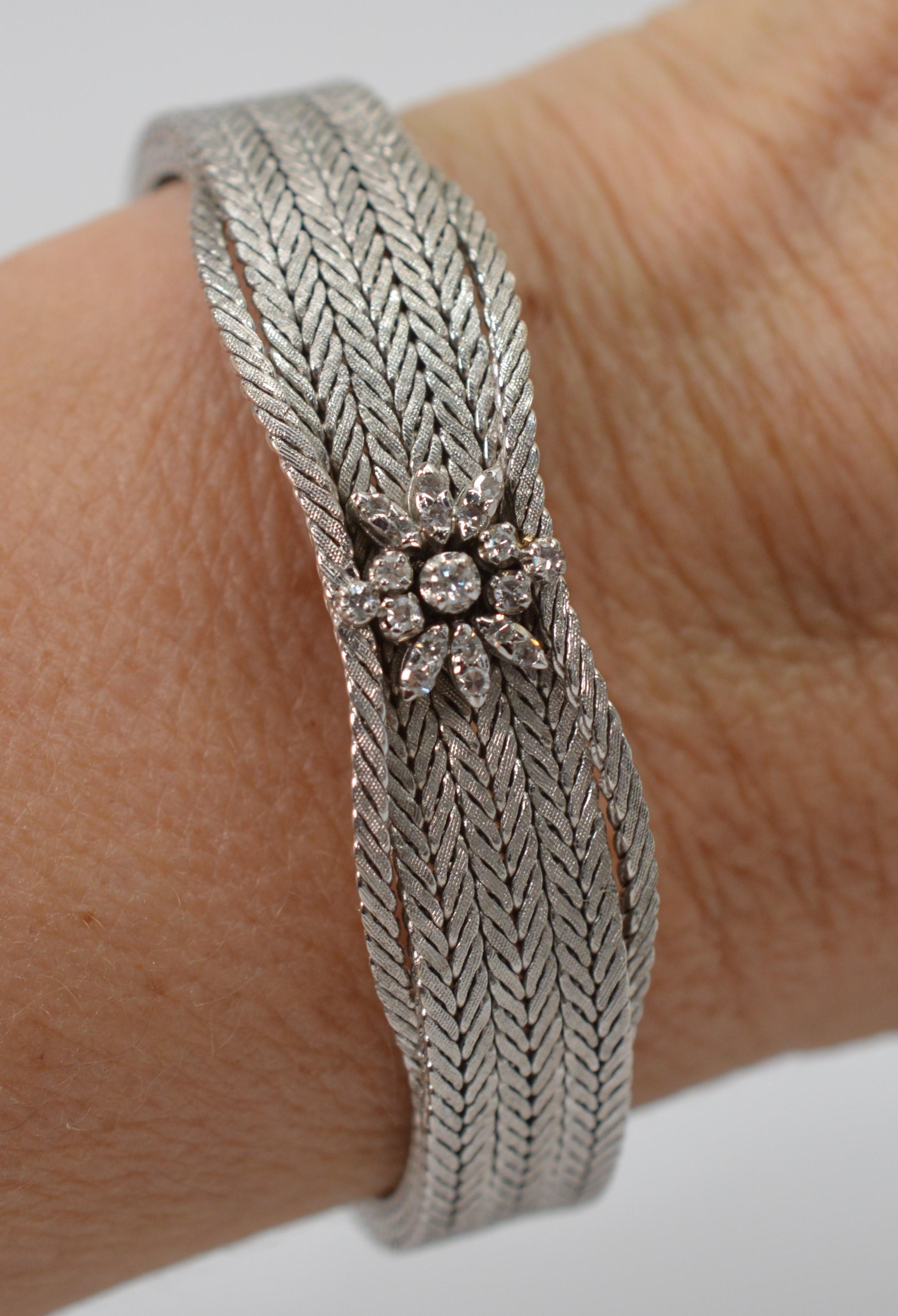Florales Diamant-Armband aus Weißgold mit Fischgrätenmuster (Rundschliff) im Angebot