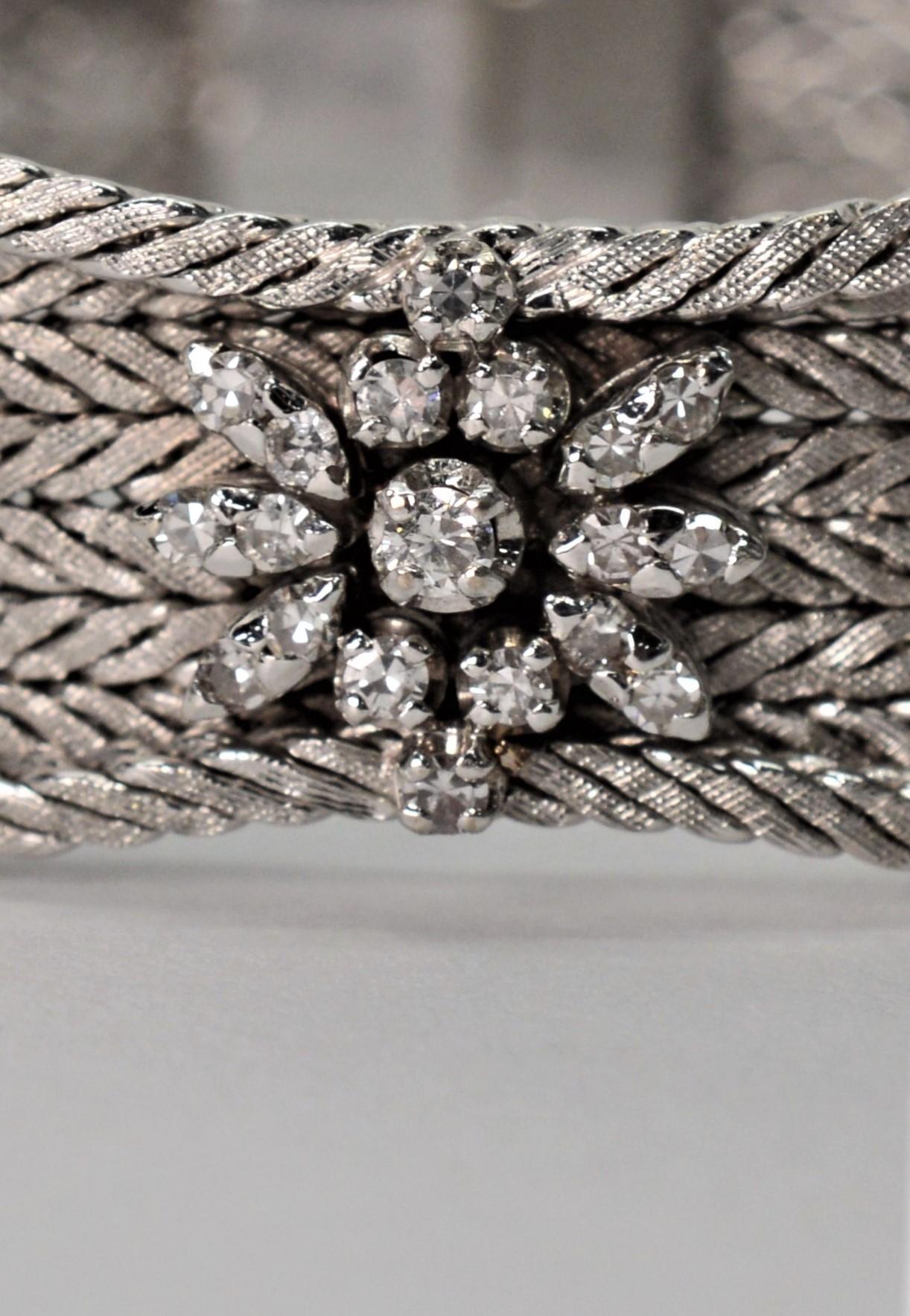 Bracelet à chevrons en or blanc avec diamants floraux Excellent état - En vente à Mount Kisco, NY