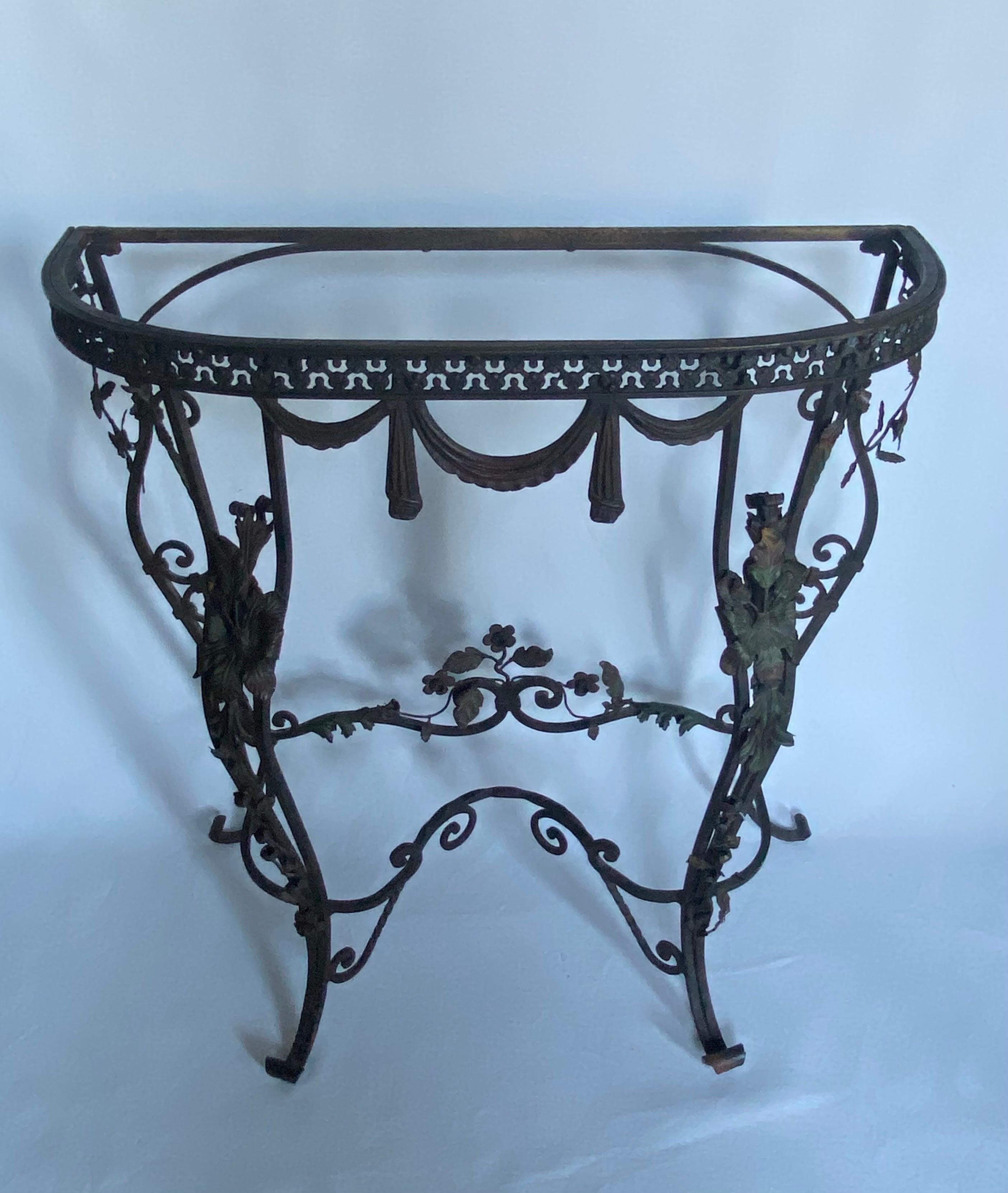 Table console demi-lune drapée en fer forgé à motifs floraux avec plateau en marbre en vente 3