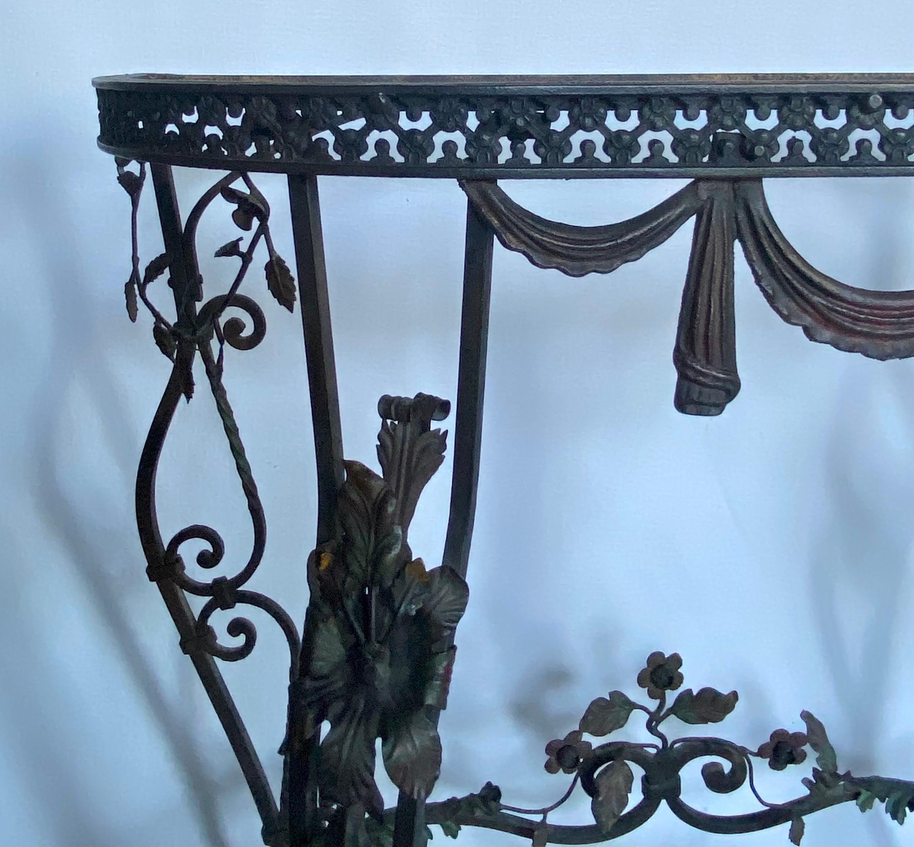 Table console demi-lune drapée en fer forgé à motifs floraux avec plateau en marbre en vente 4