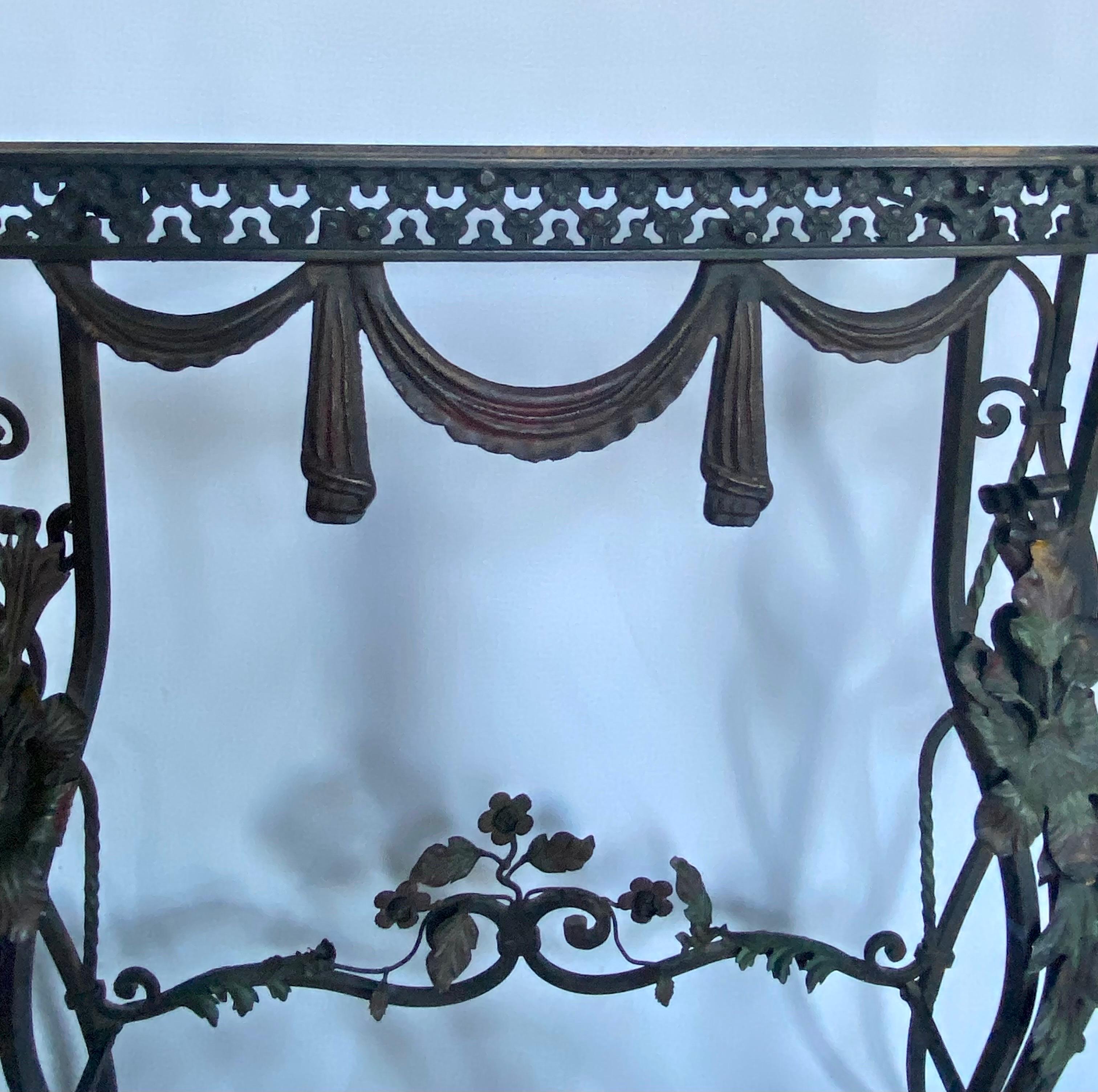 Table console demi-lune drapée en fer forgé à motifs floraux avec plateau en marbre en vente 5