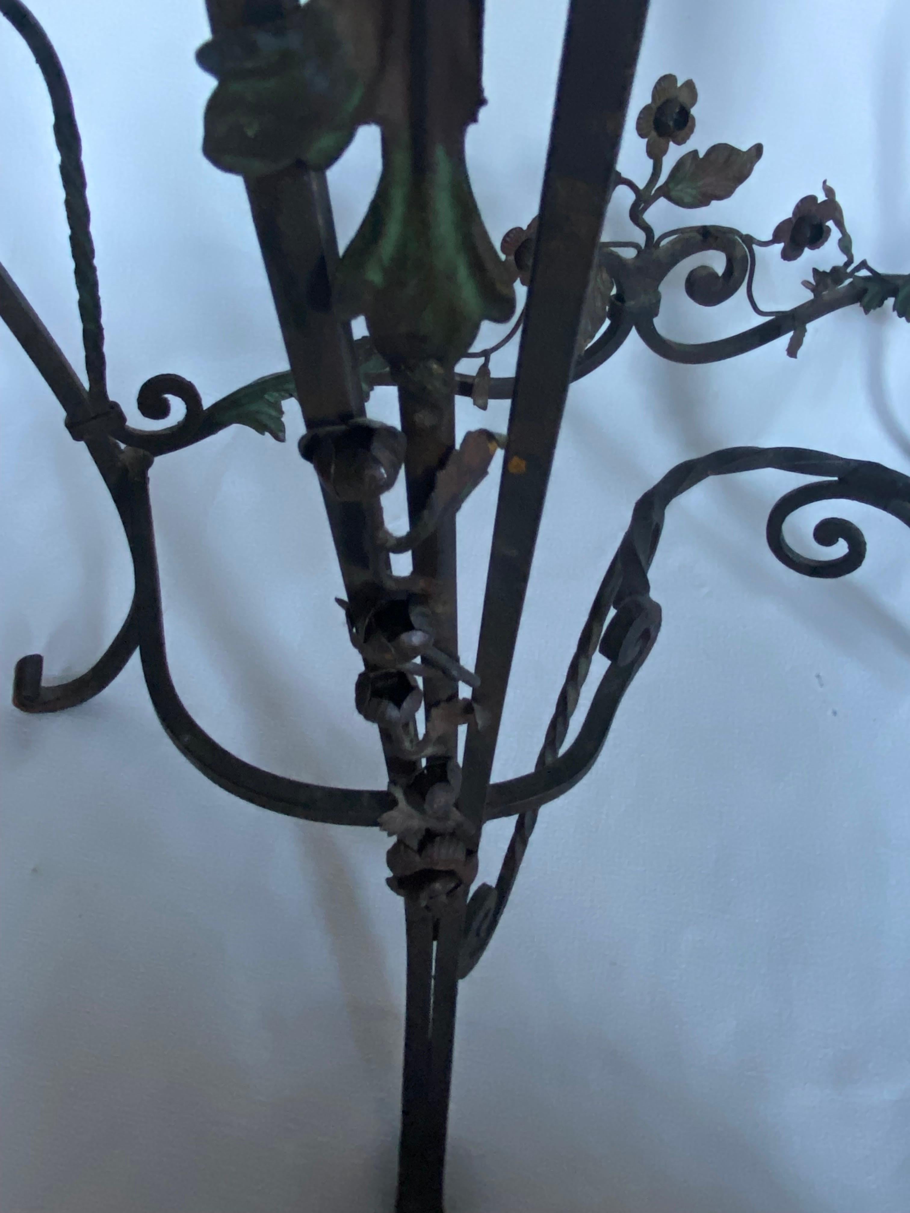 Table console demi-lune drapée en fer forgé à motifs floraux avec plateau en marbre en vente 6