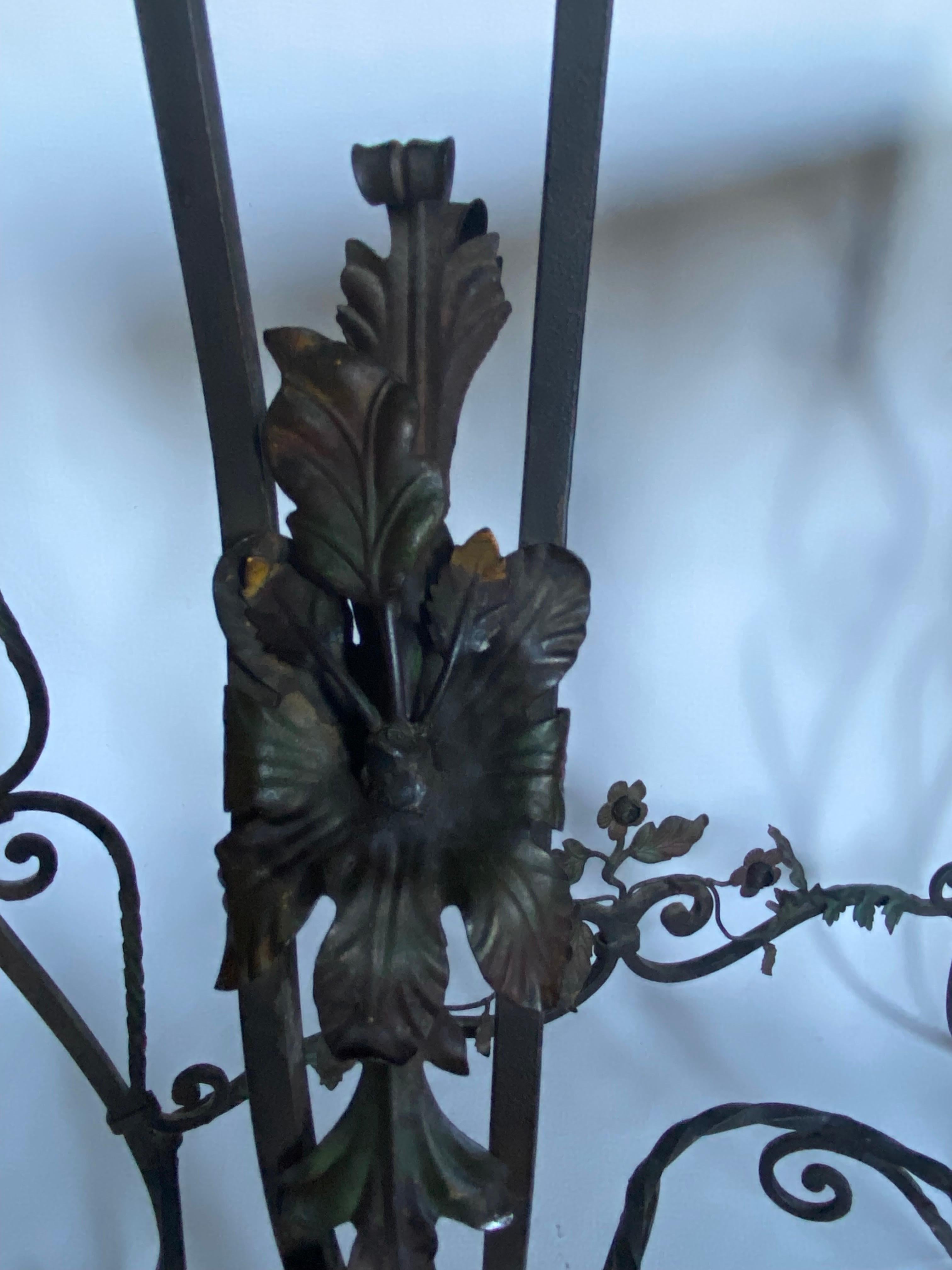 Table console demi-lune drapée en fer forgé à motifs floraux avec plateau en marbre en vente 7