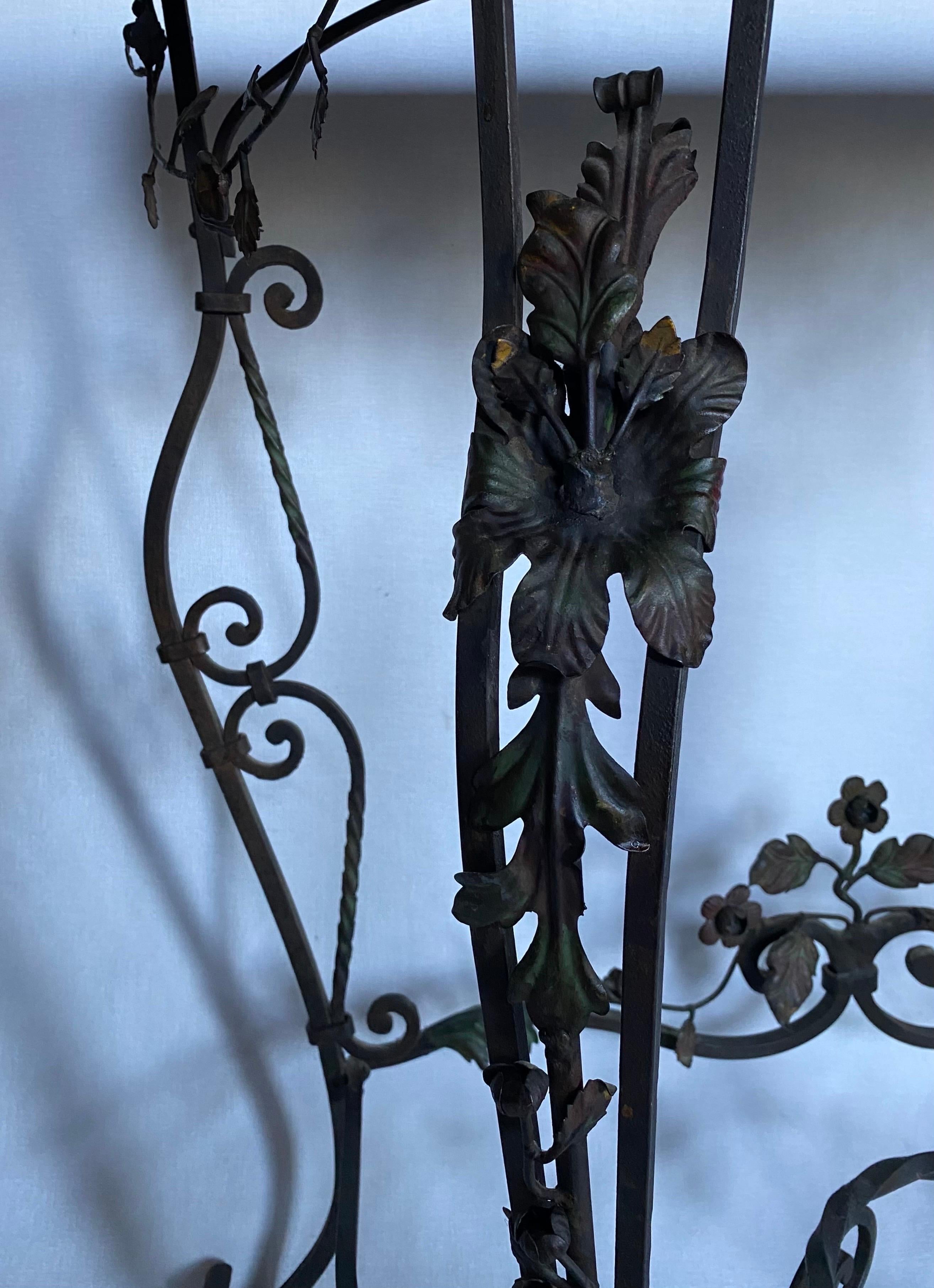 Table console demi-lune drapée en fer forgé à motifs floraux avec plateau en marbre en vente 8