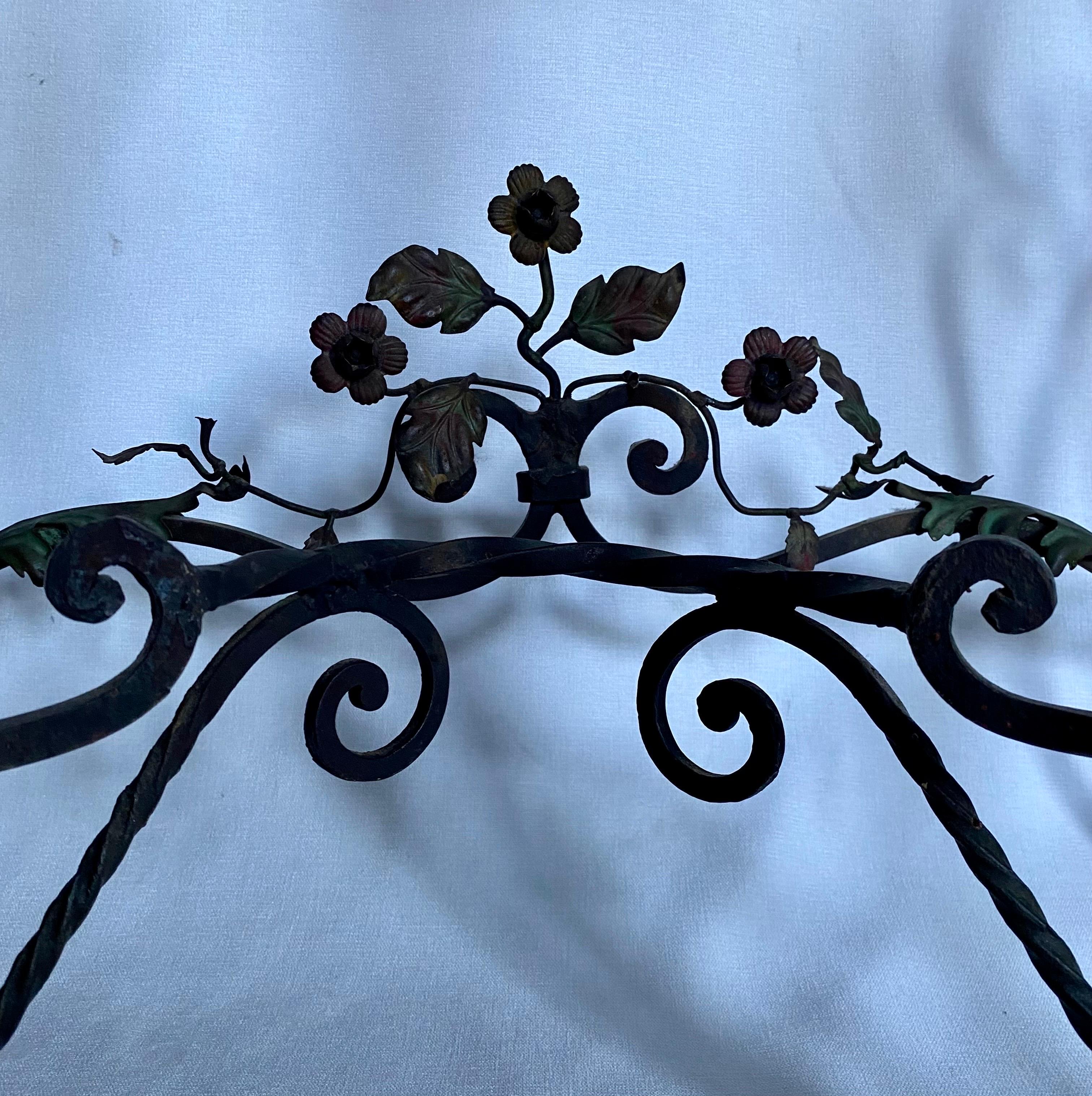 Table console demi-lune drapée en fer forgé à motifs floraux avec plateau en marbre en vente 10