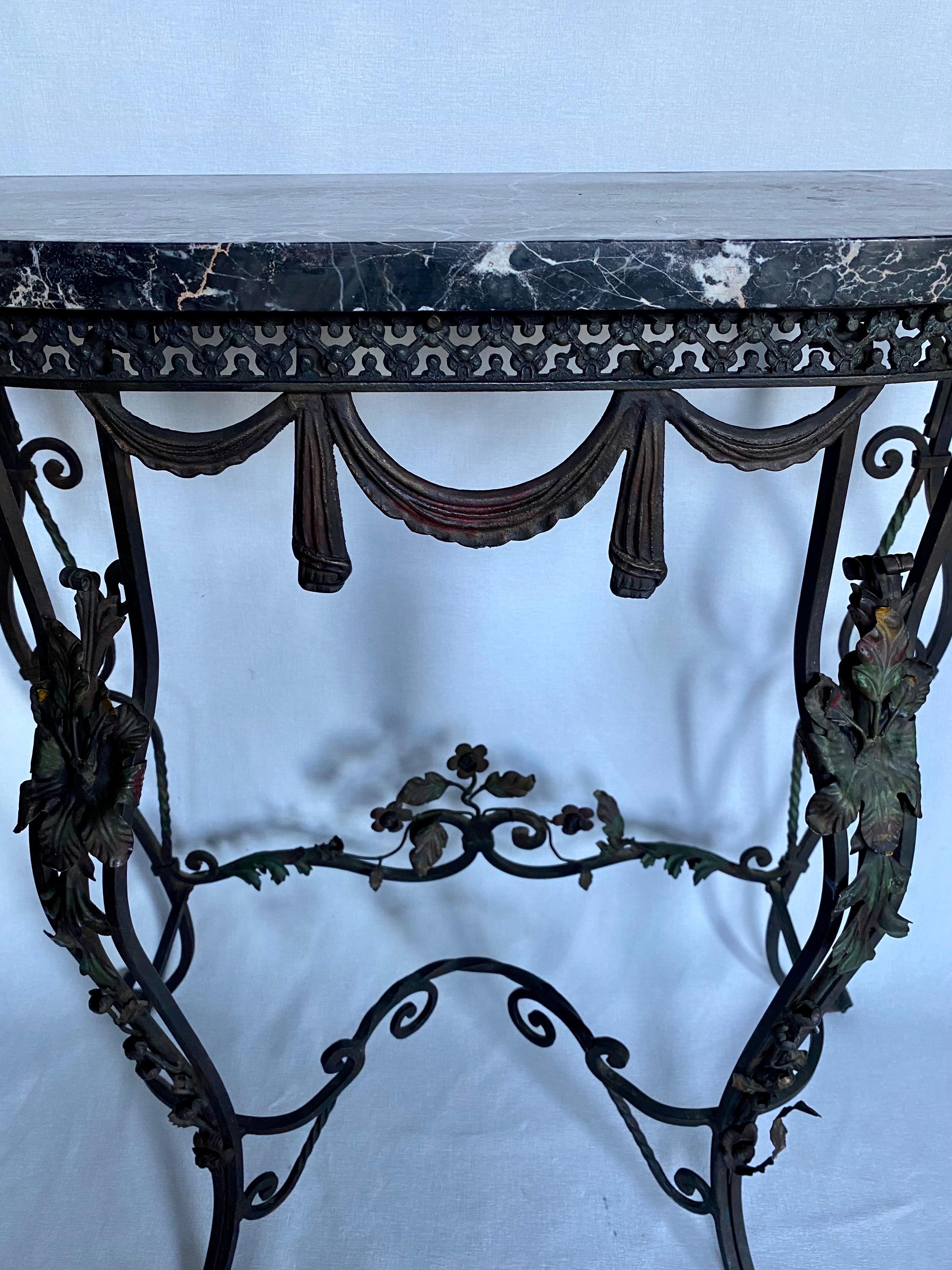 Hollywood Regency Table console demi-lune drapée en fer forgé à motifs floraux avec plateau en marbre en vente