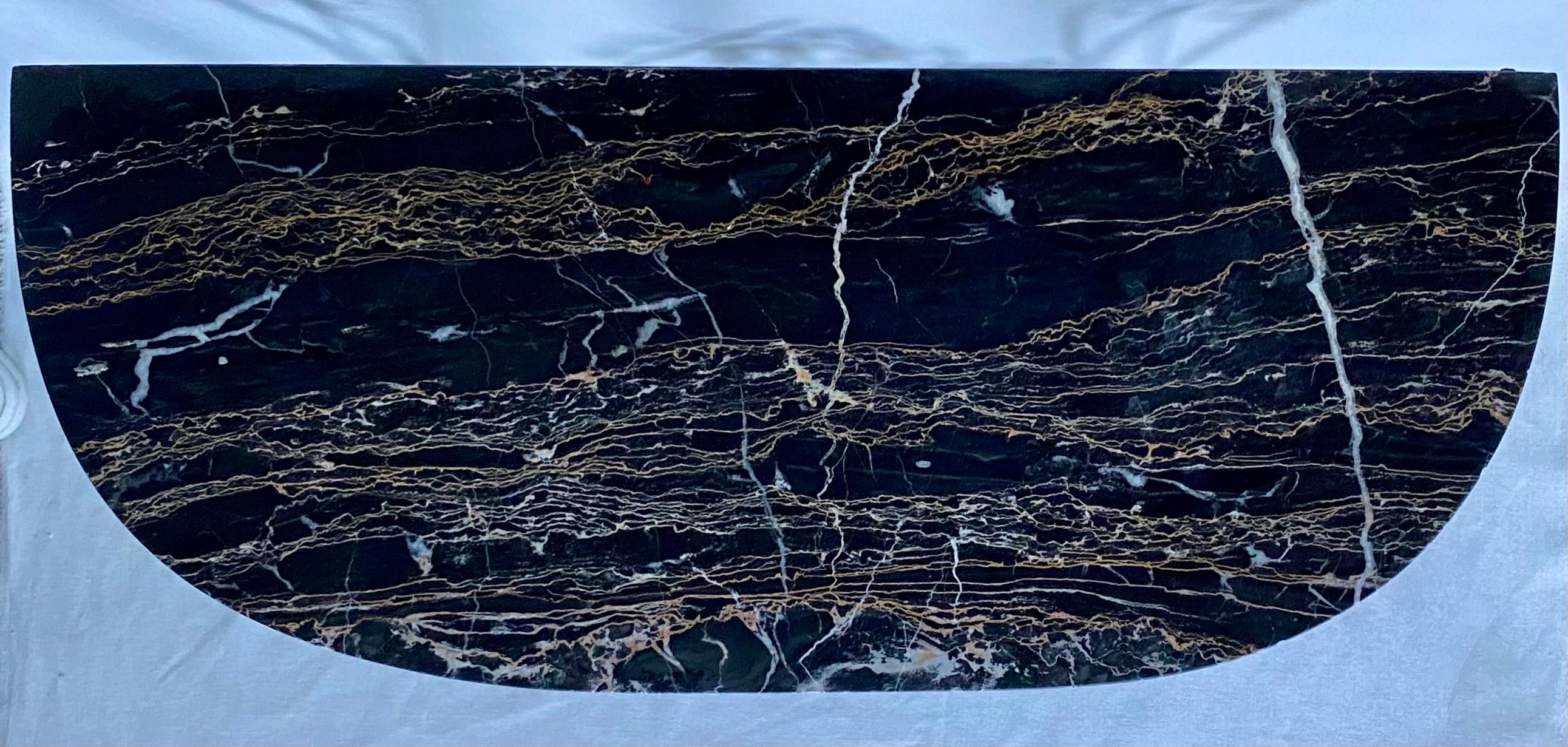 Französischer geblümter drapierter schmiedeeiserner Demilunen-Konsolentisch mit Marmorplatte im Zustand „Gut“ im Angebot in Lambertville, NJ