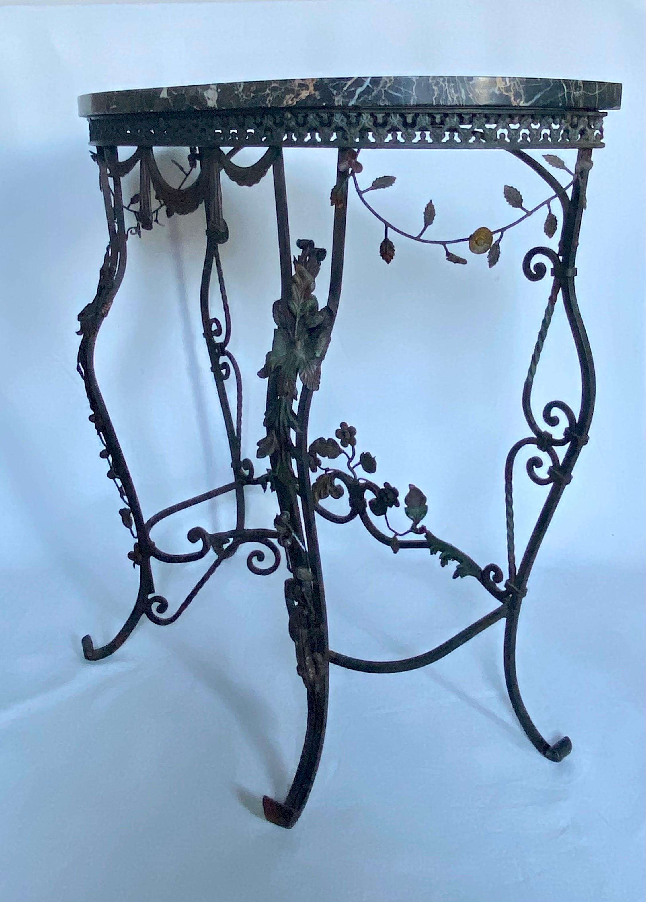 Table console demi-lune drapée en fer forgé à motifs floraux avec plateau en marbre en vente 1