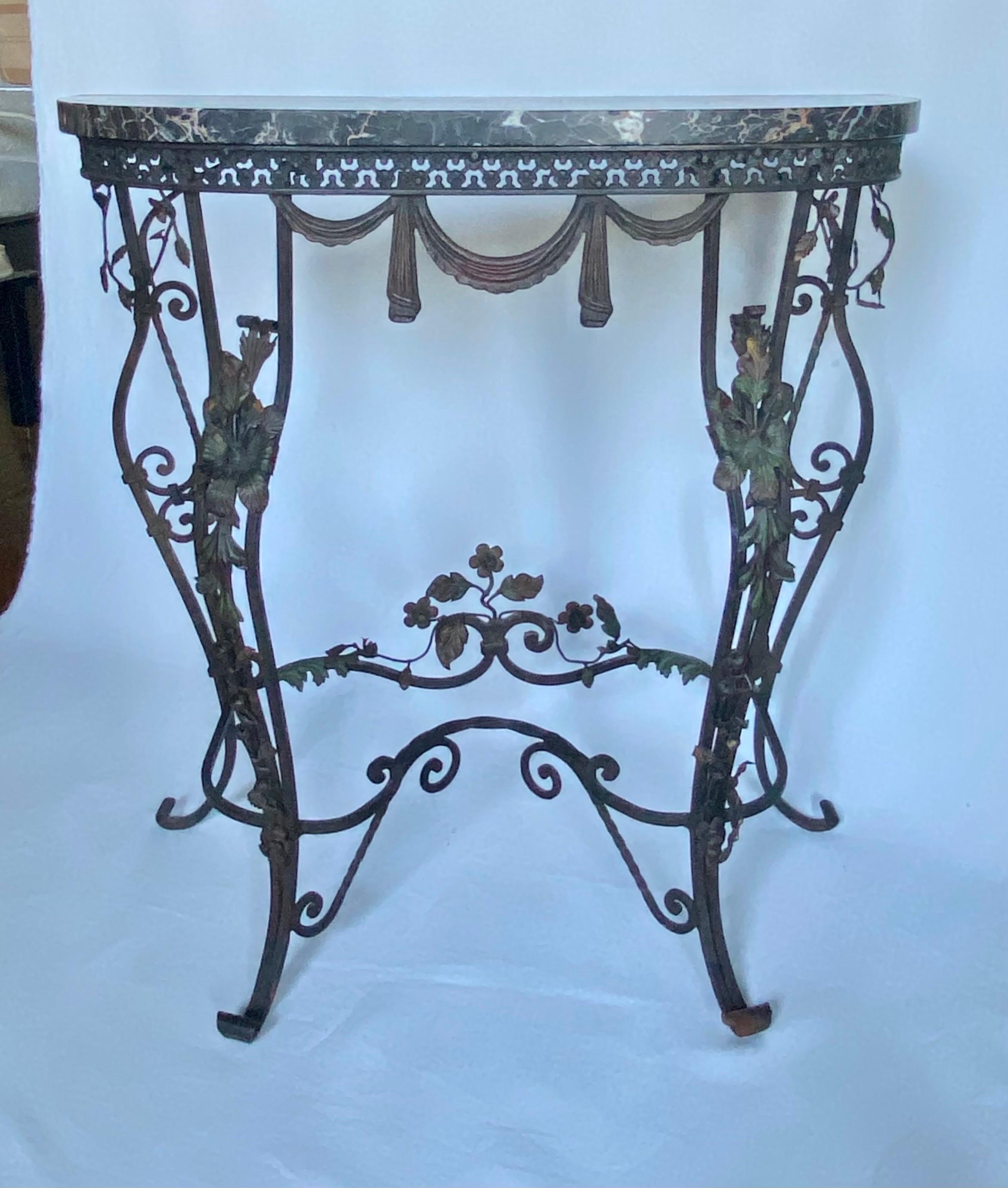 Table console demi-lune drapée en fer forgé à motifs floraux avec plateau en marbre en vente 2