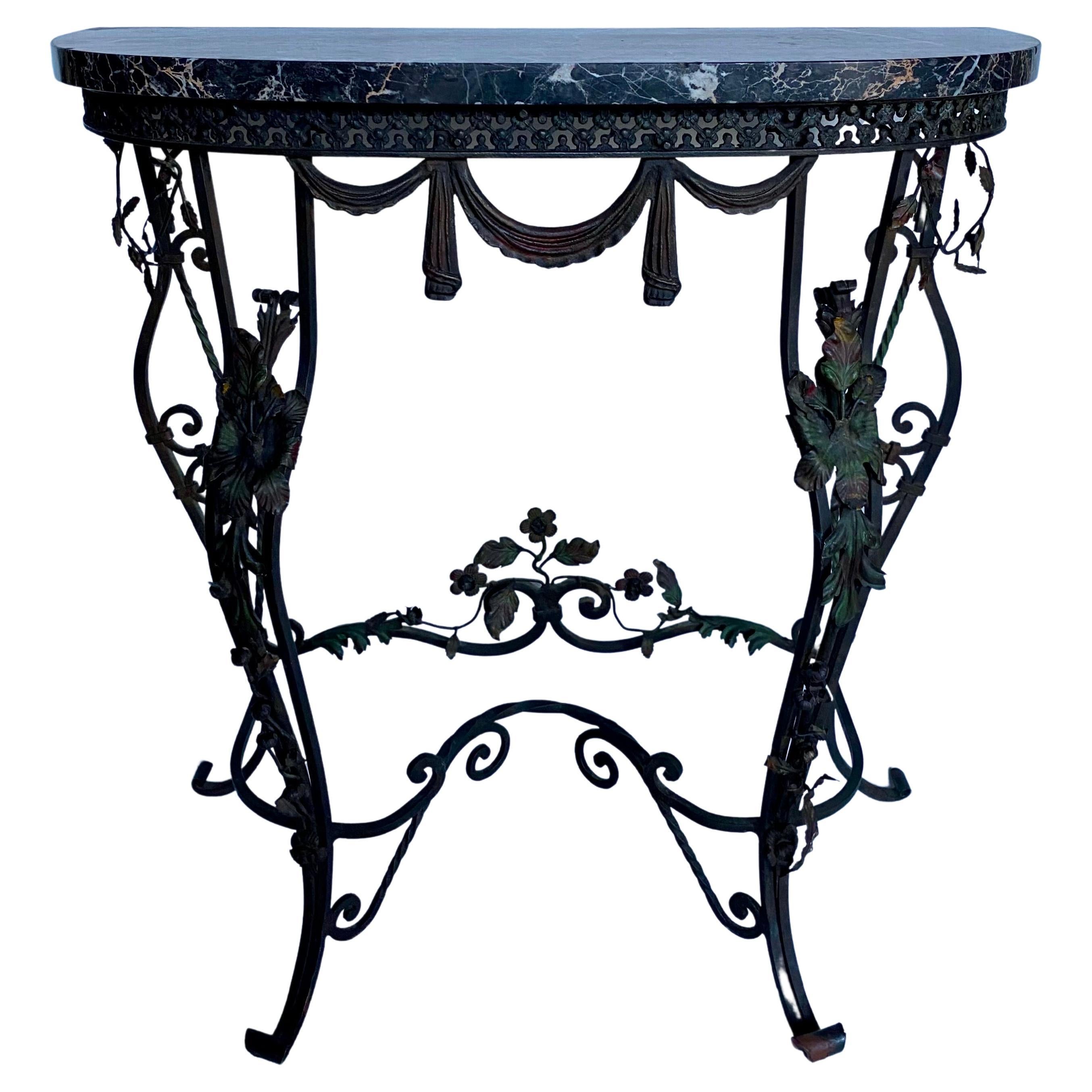 Table console demi-lune drapée en fer forgé à motifs floraux avec plateau en marbre en vente