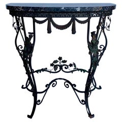 Table console demi-lune drapée en fer forgé à motifs floraux avec plateau en marbre