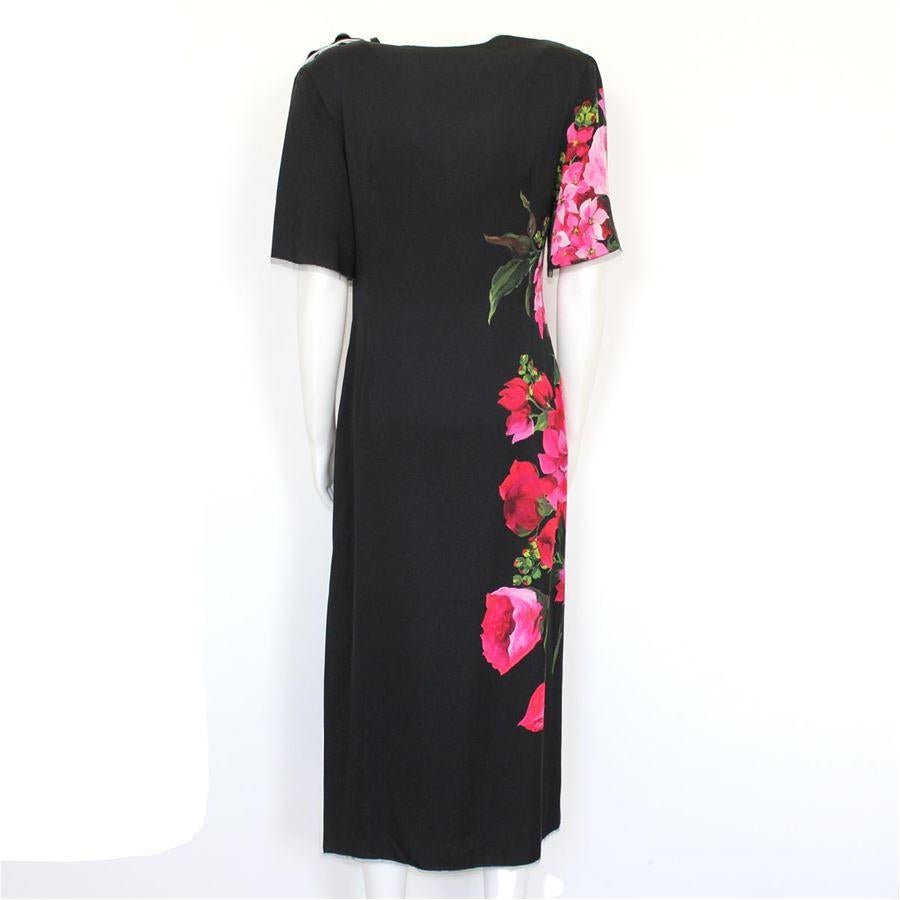 Long dress Silk Black color Amazing floral pattern Lace profiles Three buttons on shoulder White opening Total lenght (shoulder/hem) cm 120 (47.2 inches) Conditions : Couple of less vivibles stains and couple of loose threads as in pictures
