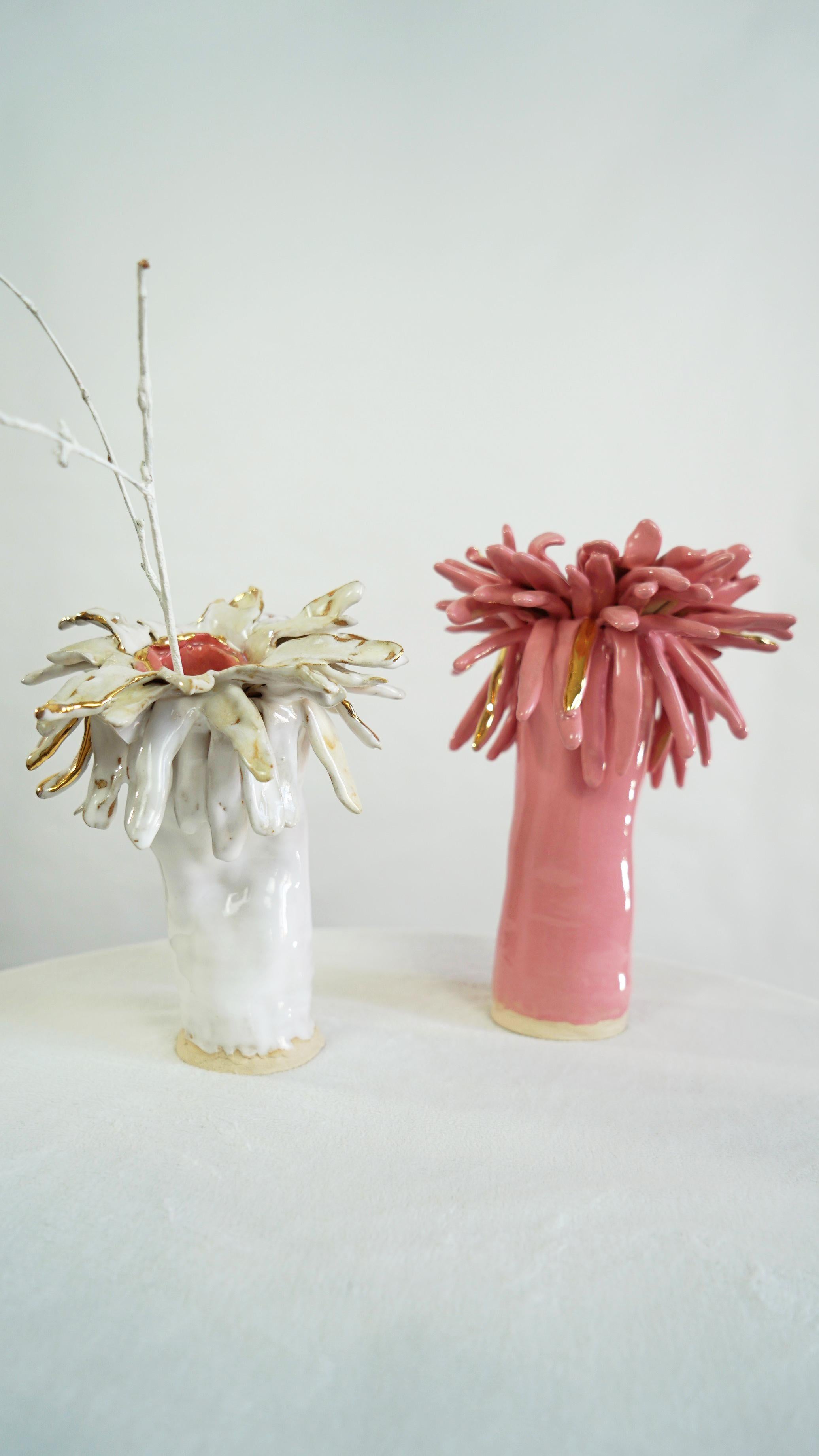Creazioni artistiche in gres, costruite e smaltate a mano 
ornato con lustri d'oro.
L'artista interpreta l'arte floreale a modo suo, con vasi surreali e giocosi della collezione Floral.

Pezzo unico
