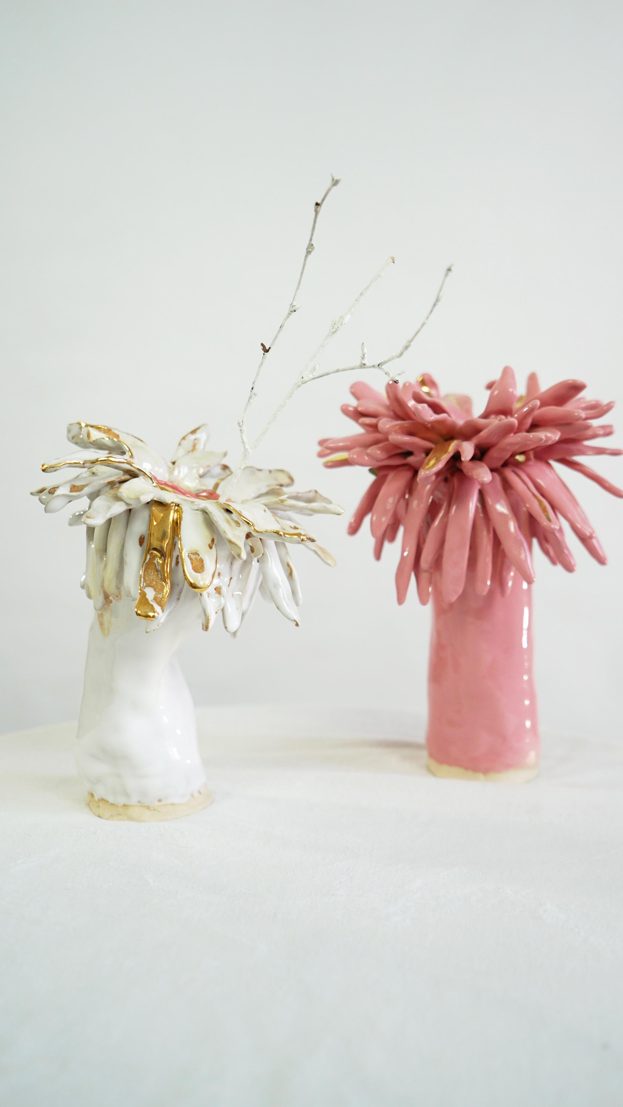Dipinto a mano Vaso Duo floreale in gres rosa e bianco Art Nouveau Inspiried by Hania Jneid in vendita
