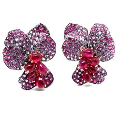 Boucles d'oreilles florales avec rubis et saphirs roses Laura Munder