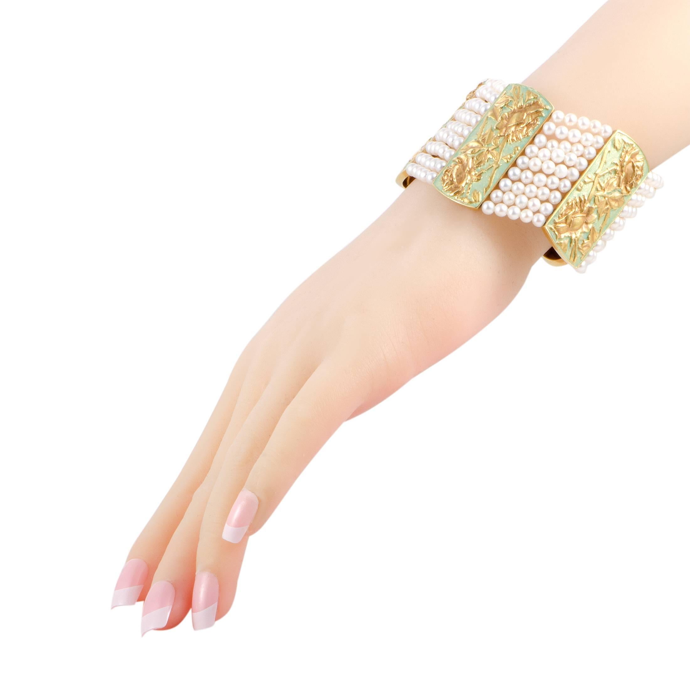 Embodying the very essence of attractive sophistication, this stunning bracelet compels with its antique-looking design and irresistibly feminine décor. The bracelet is made of luxurious 18K yellow gold and it is embellished with splendid enamel and