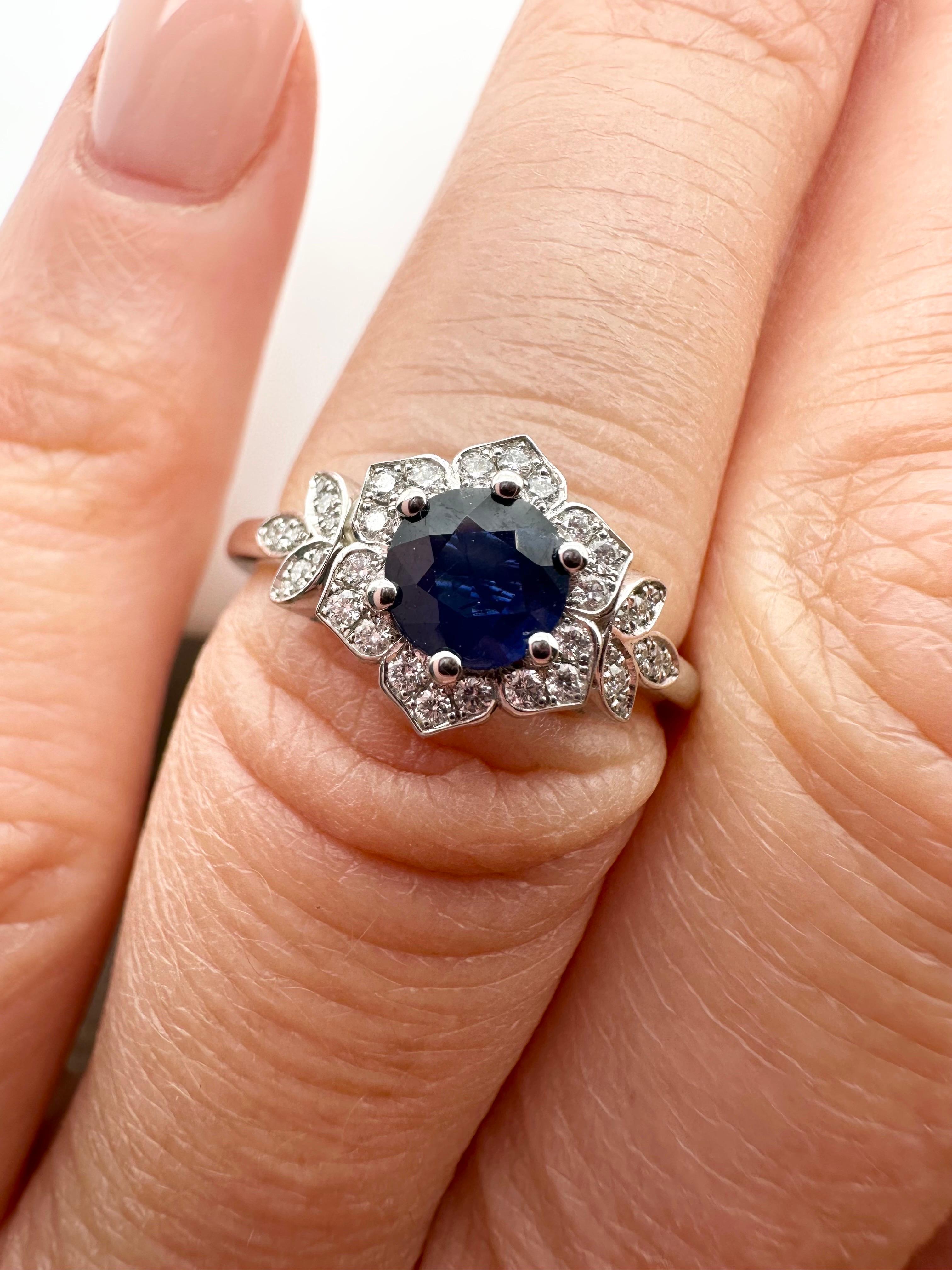 Round Cut Floral Engagement ring 14KT white gold Natural sapphire 1.02ct For Sale