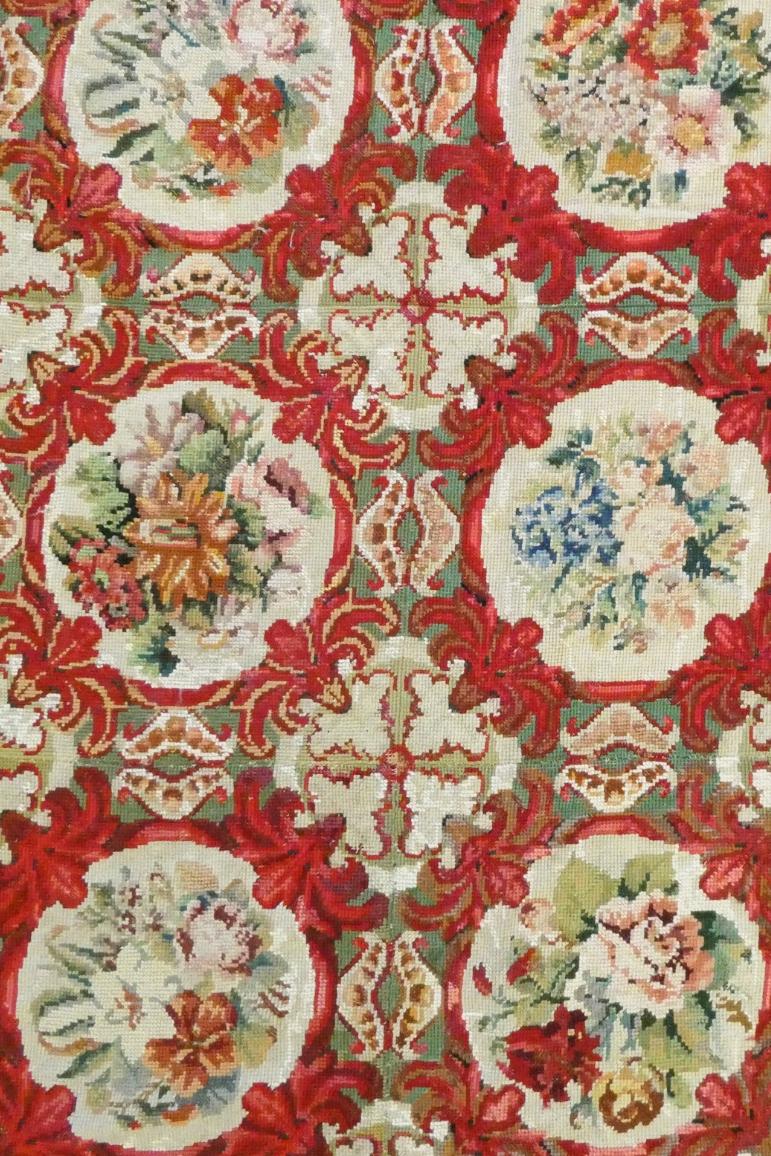 Tappeto decorativo floreale inglese a punta d'ago, XIX secolo (quarto trimestre)

Informazioni aggiuntive:
Dimensioni: 7'9