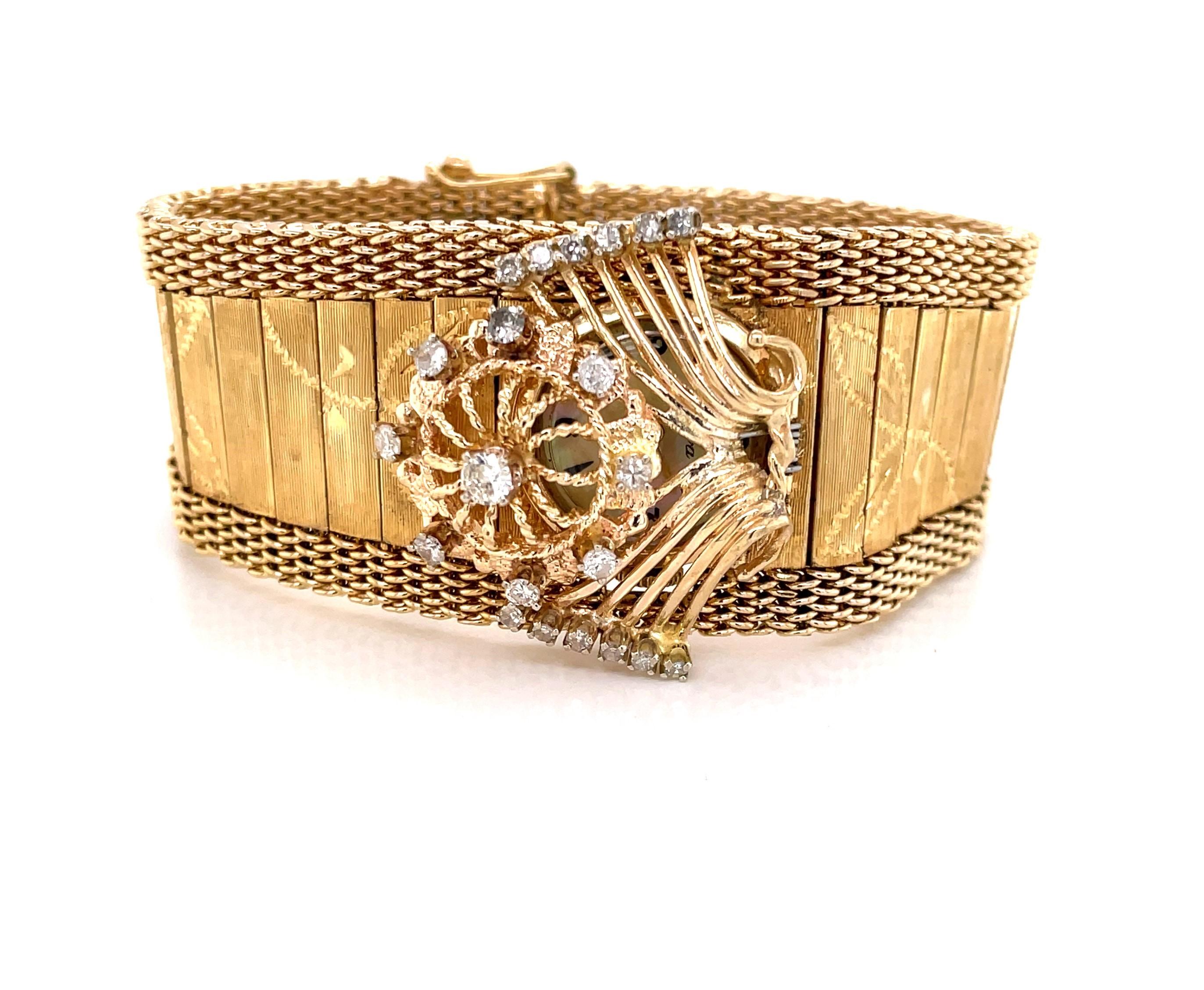 Ein einzigartiger filigraner Charme aus Diamanten und Gold bedeckt das Zifferblatt des versteckten Zeitmessers dieser einzigartigen Armbanduhr aus den 1940er Jahren. Reich an Stil, seine wunderschöne vierzehn Karat 14k Gelbgold floral graviert