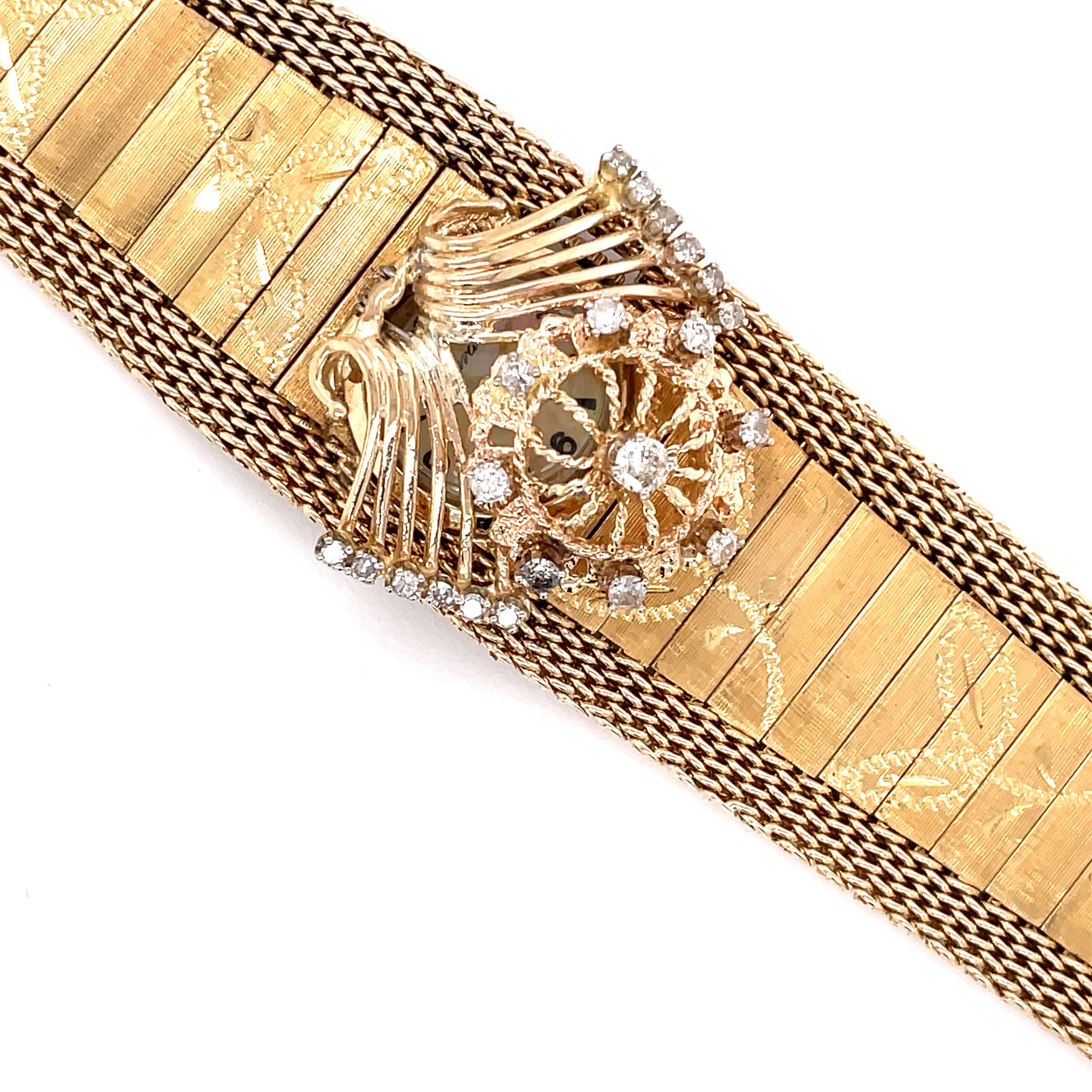 Vintage 14K Gelbgold Floral Armband Hidden Armbanduhr w Diamond Charme (Rundschliff) im Angebot