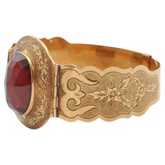 Bracciale antico in oro e granato con incisioni floreali