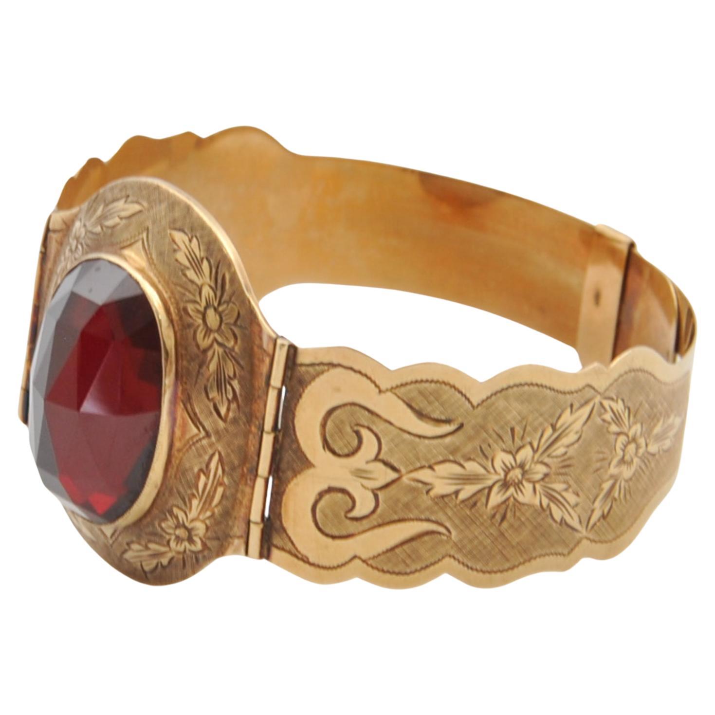 Floral Engraved Gold and Garnet Antique Bracelet In Good Condition For Sale In Rotterdam, NL