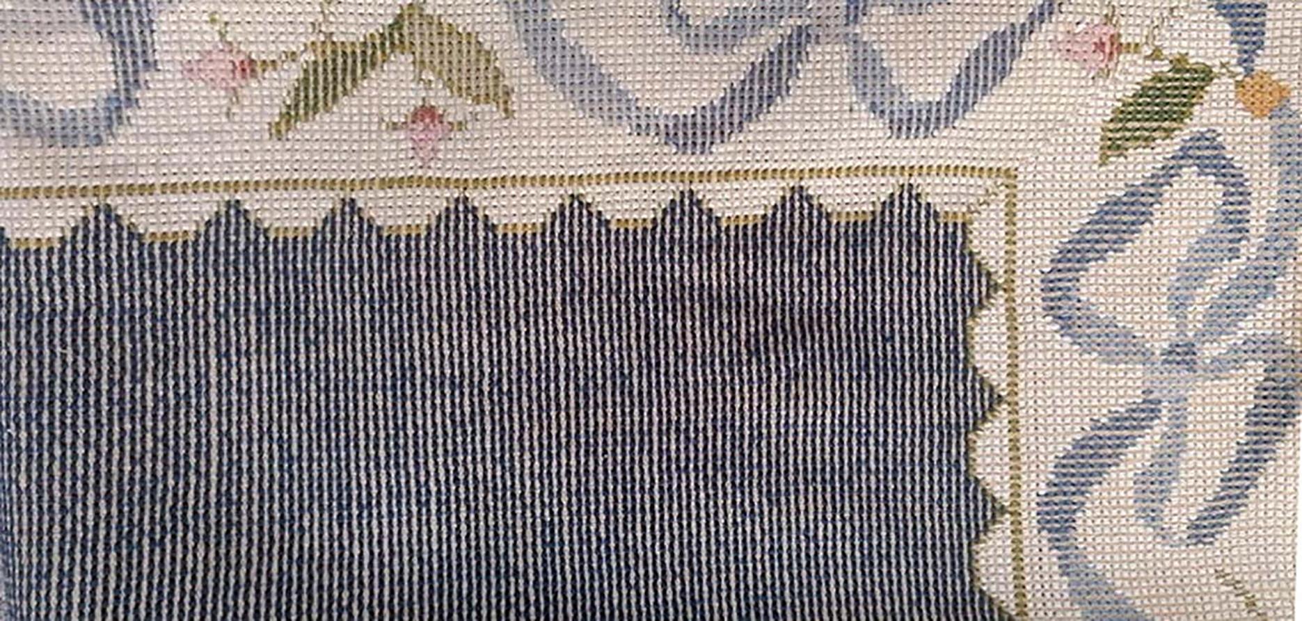 Blumenbestickter europäischer portugiesischer Arraiolos-Teppich mit Gobelinstickerei in Blau & Creme im Zustand „Gut“ im Angebot in Coimbra, PT