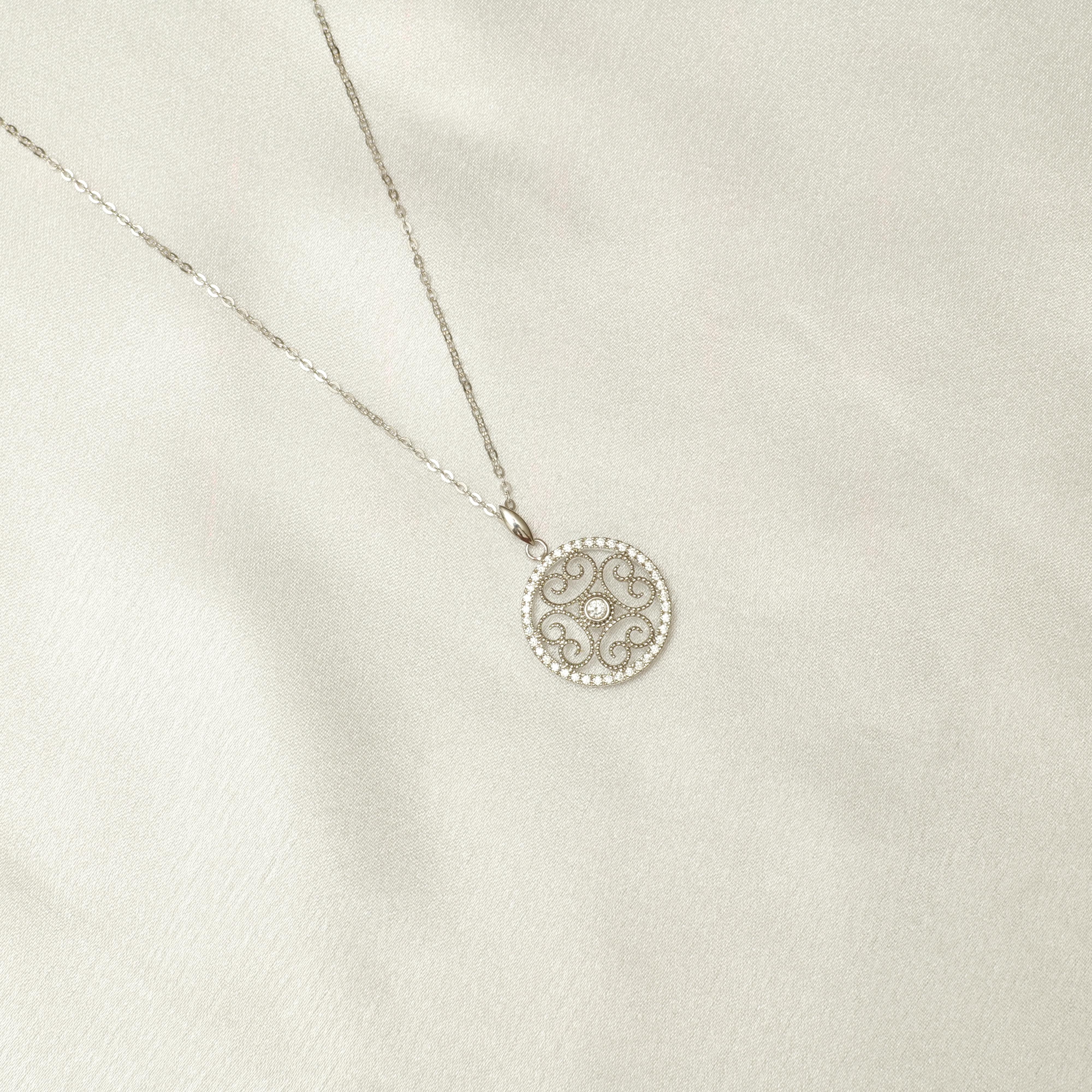 Collier à pendentifs en or massif 14k (certifié) avec diamants en filigrane floral en vente 2