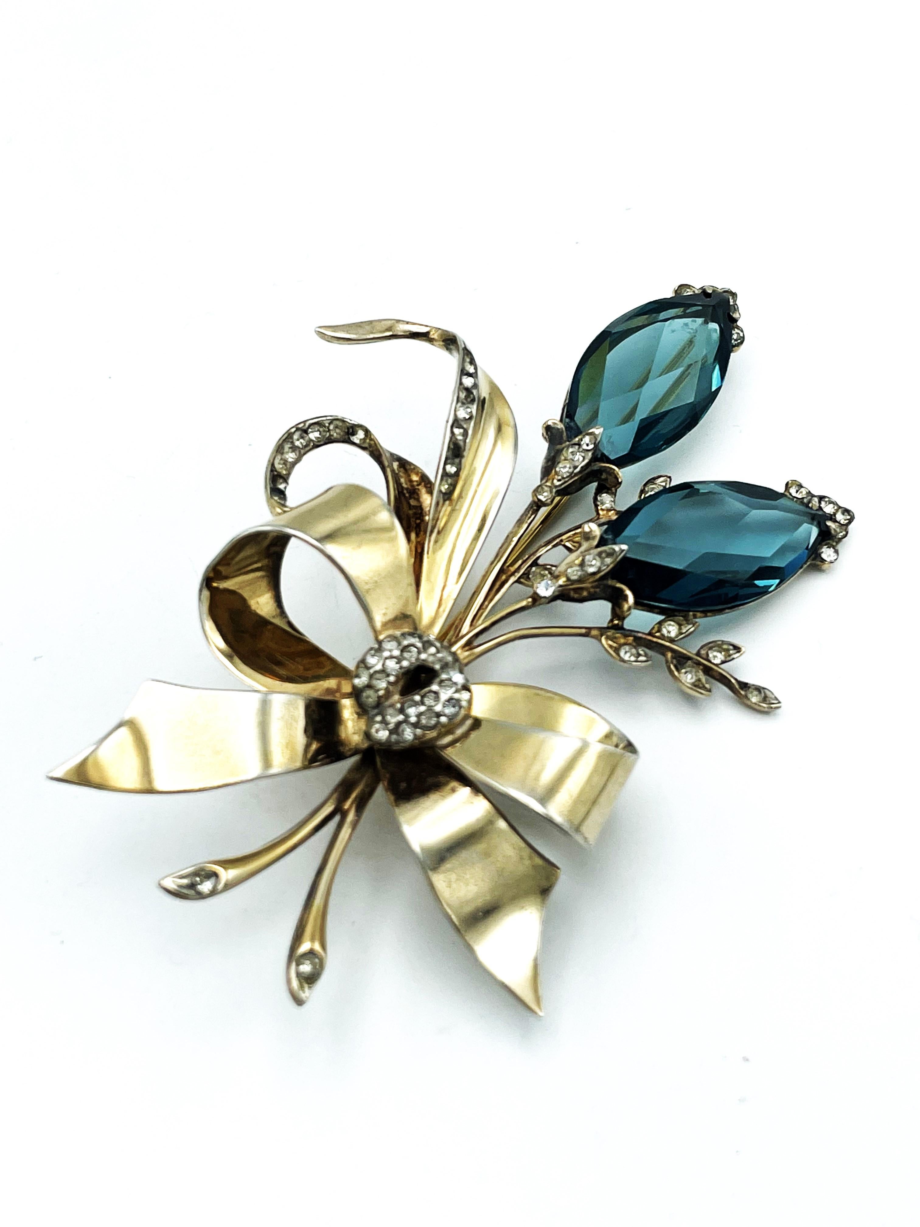 Flower Brooch by Kreisler NY, emerald crystal, Sterling Silver gold plated 1940  In Good Condition For Sale In Stuttgart, DE