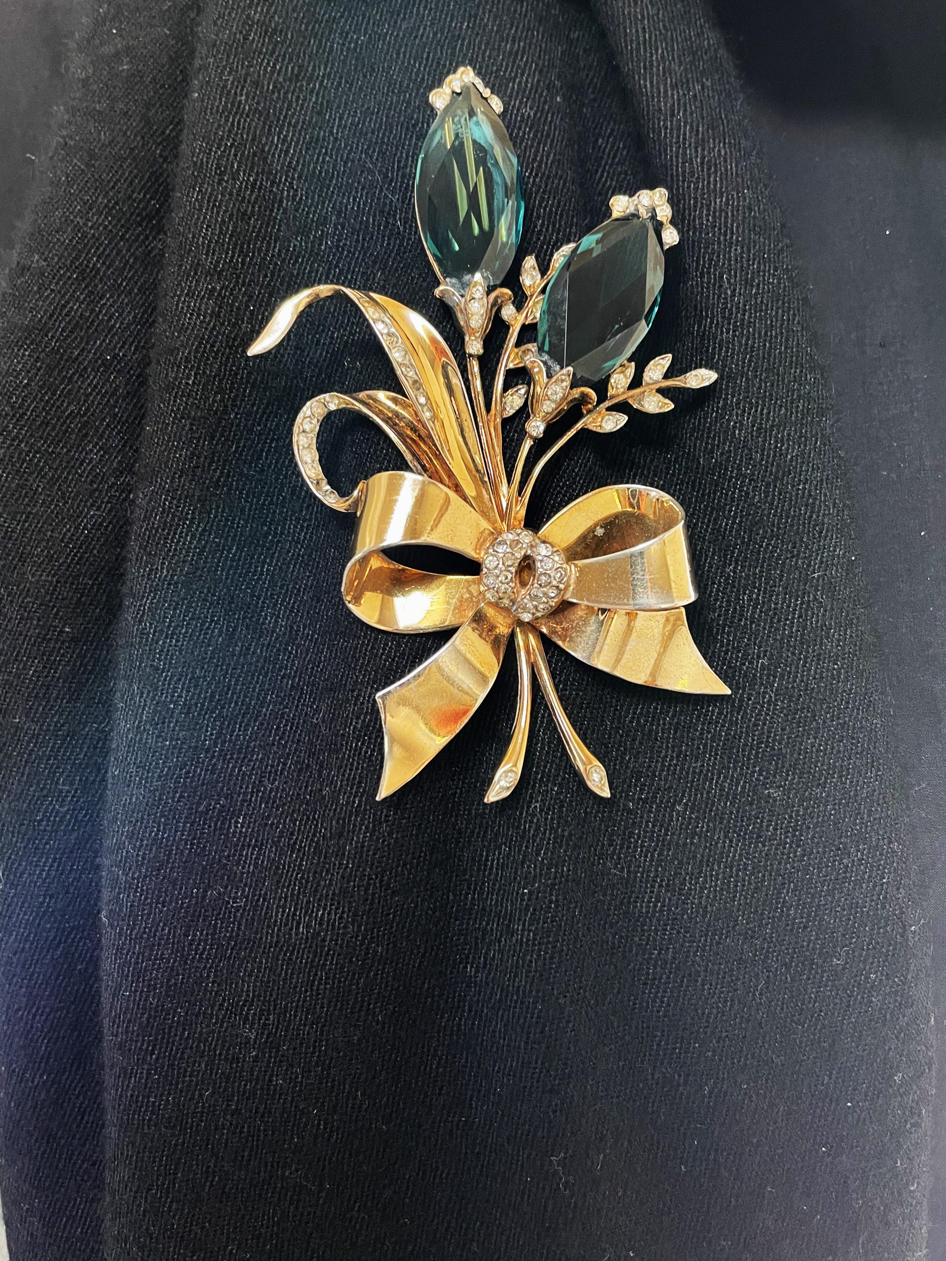 Flower Brooch by Kreisler NY, emerald crystal, Sterling Silver gold plated 1940  For Sale 1