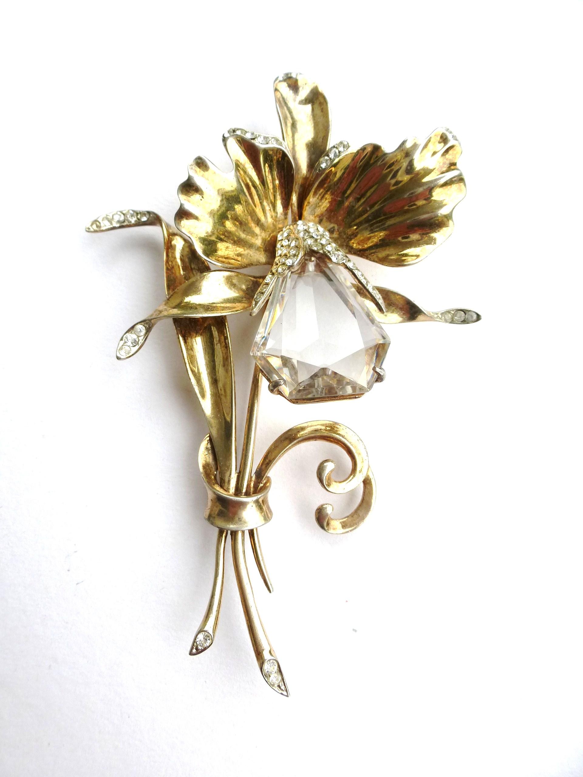 BLOOMING
THE BROOCH CELEBRATES ITS COMEBACK AND LETS OUTFITS SHINE!

Flower brooch in the shape of an orchid, Sterling Silver gold plated from 1930/1940s  
Founded in 1914 in New York by Marcus Stern and Jacques Kreisler.  

Measurement: High 10 cm